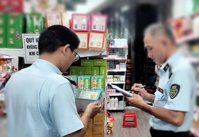 Tạm giữ hơn 5000 sản phẩm mỹ phẩm, thực phẩm không rõ nguồn gốc - Ảnh 1.