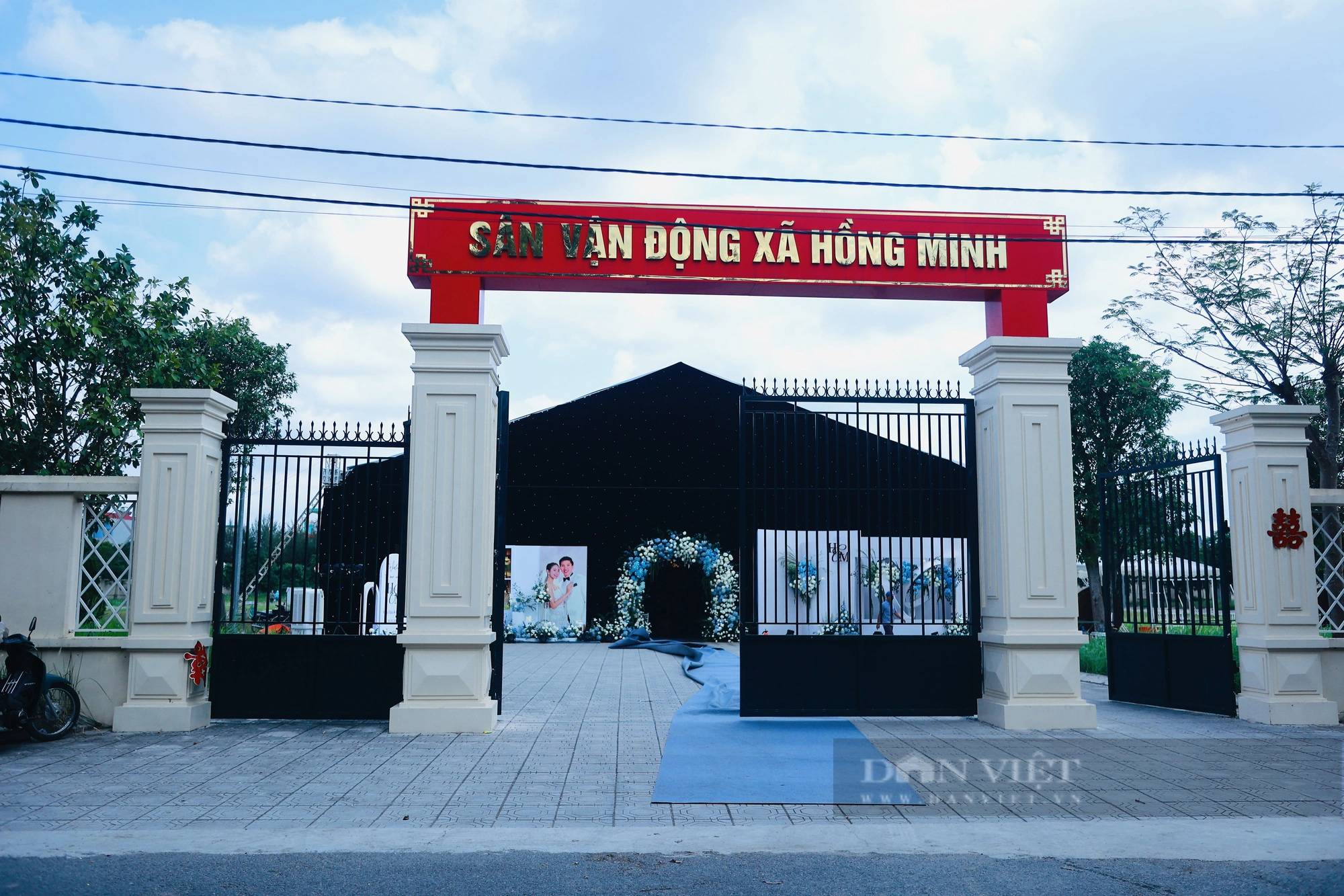 Văn Hậu dựng rạp &quot;siêu khủng&quot; ở SVĐ cưới Doãn Hải My - Ảnh 1.