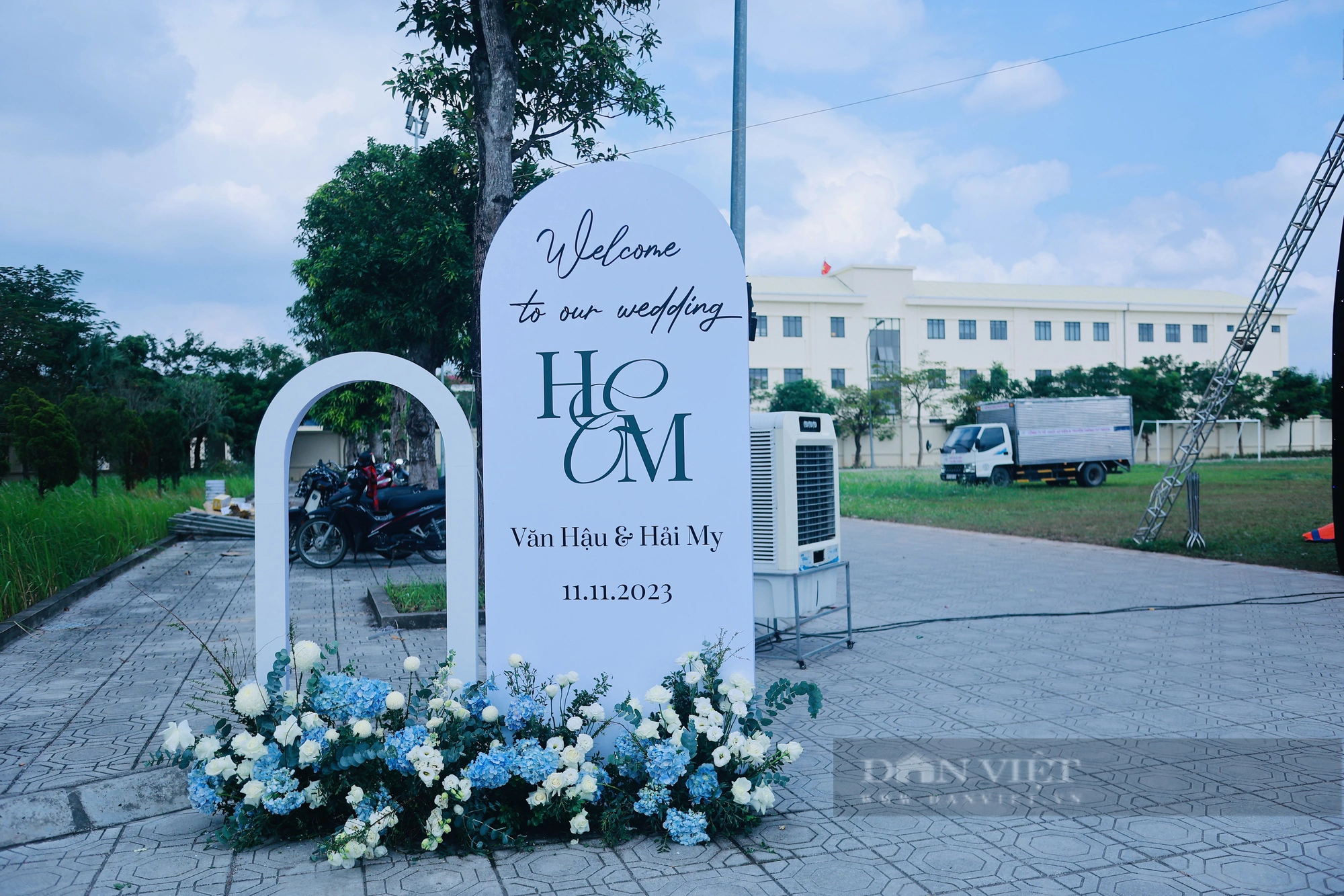 Văn Hậu dựng rạp &quot;siêu khủng&quot; ở SVĐ cưới Doãn Hải My - Ảnh 6.
