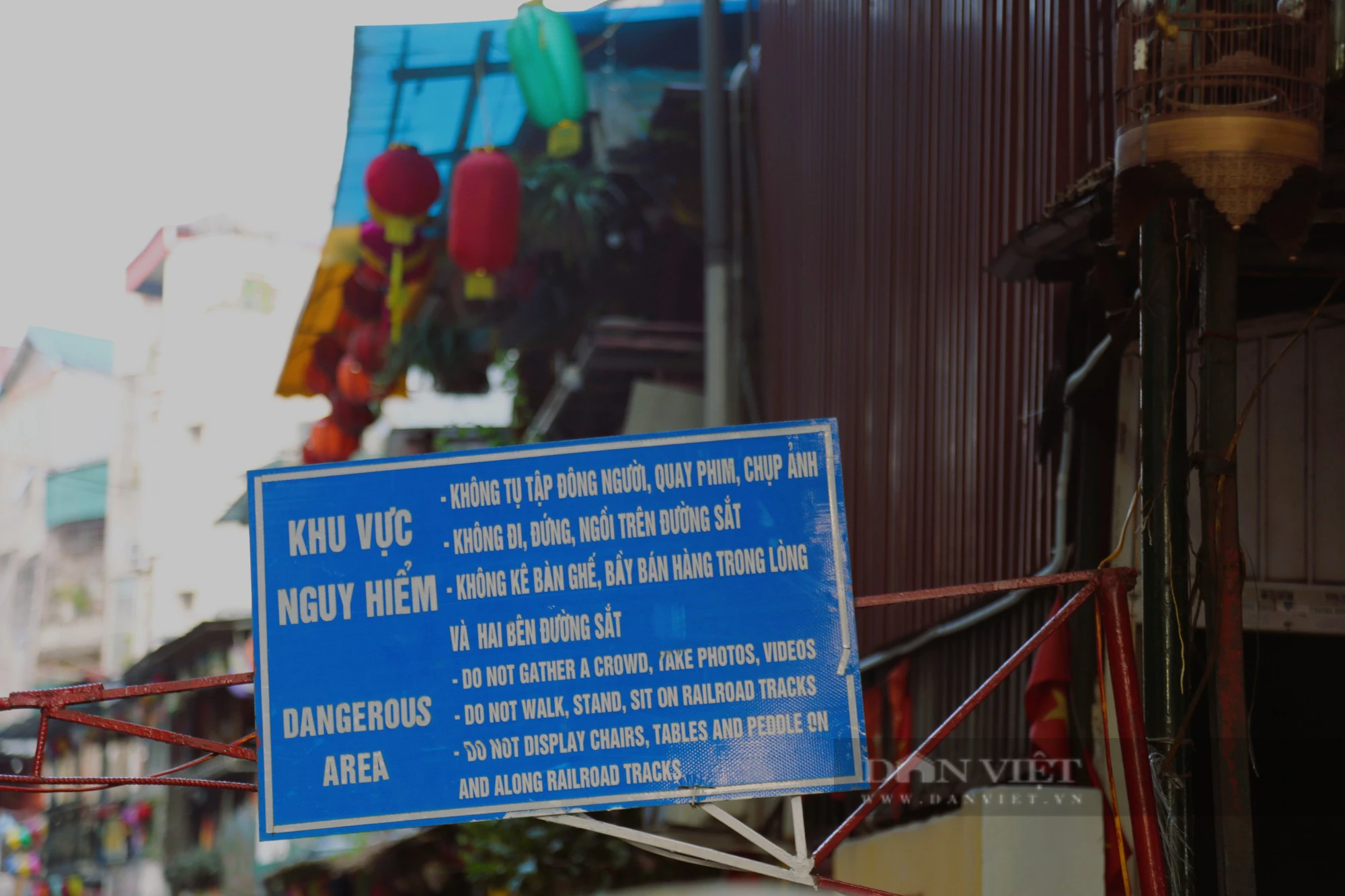 Hàng trăm du khách vẫn đổ về phố đường tàu, tập trung quanh rào chắn, sơ hở là lẻn vào trong chụp ảnh - Ảnh 3.