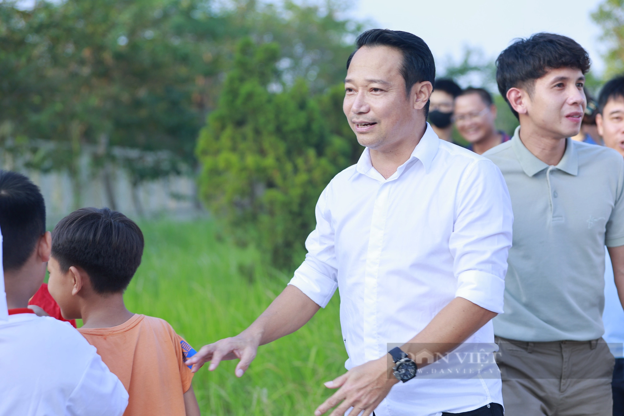 Quang Hải xuất hiện cùng bạn gái Chu Thanh Huyền trong đám cưới Đoàn Văn Hậu - Ảnh 3.