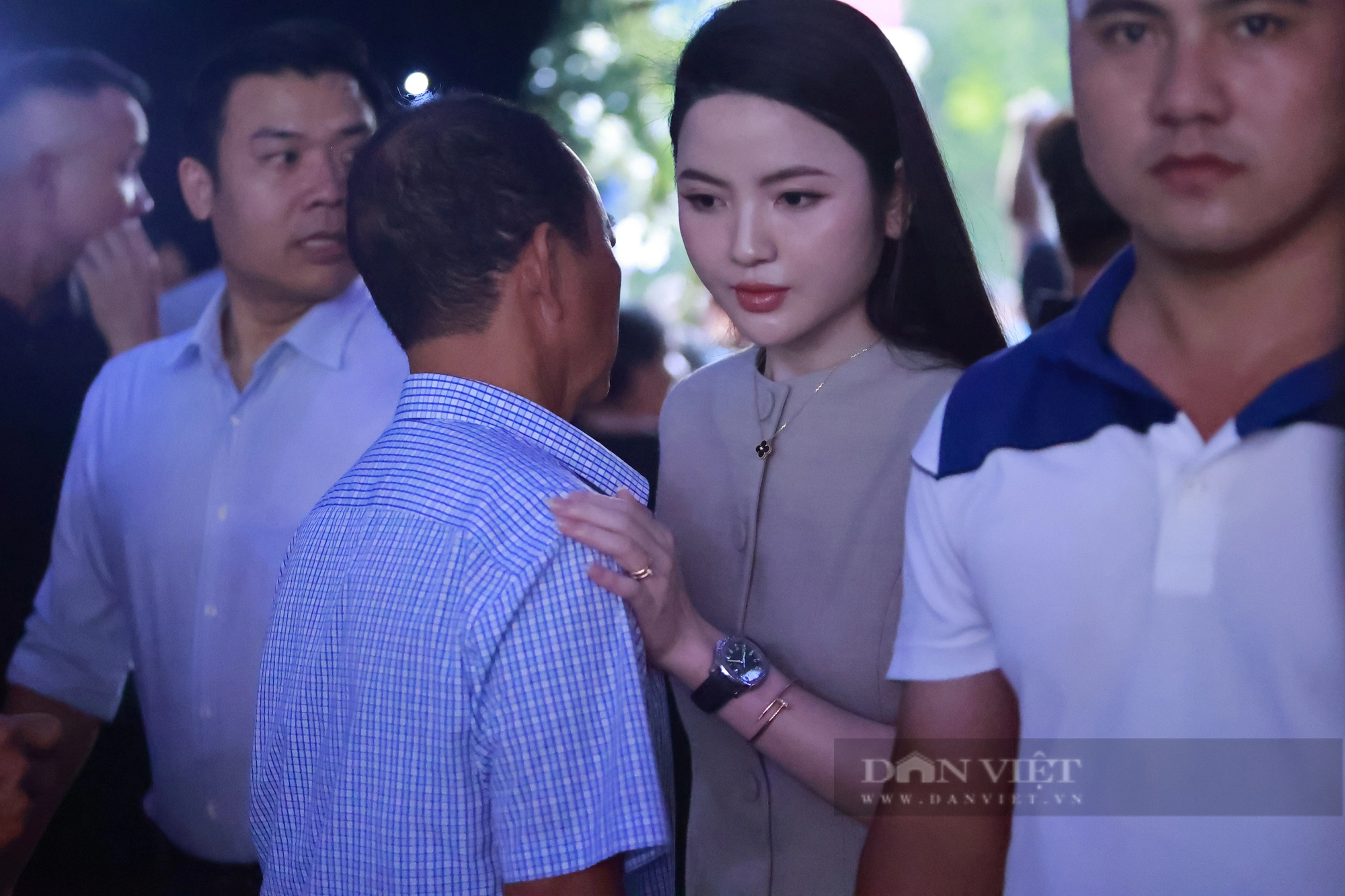 Quang Hải xuất hiện cùng bạn gái Chu Thanh Huyền trong đám cưới Đoàn Văn Hậu - Ảnh 5.