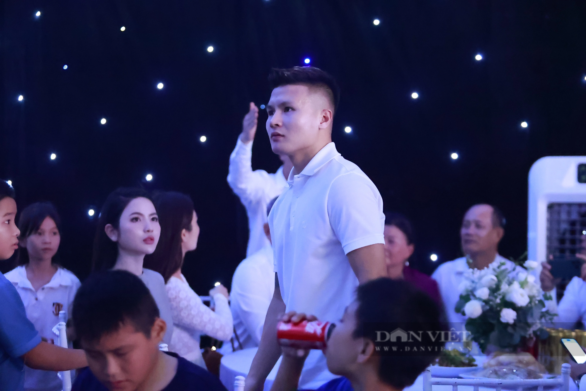Quang Hải xuất hiện cùng bạn gái Chu Thanh Huyền trong đám cưới Đoàn Văn Hậu - Ảnh 6.