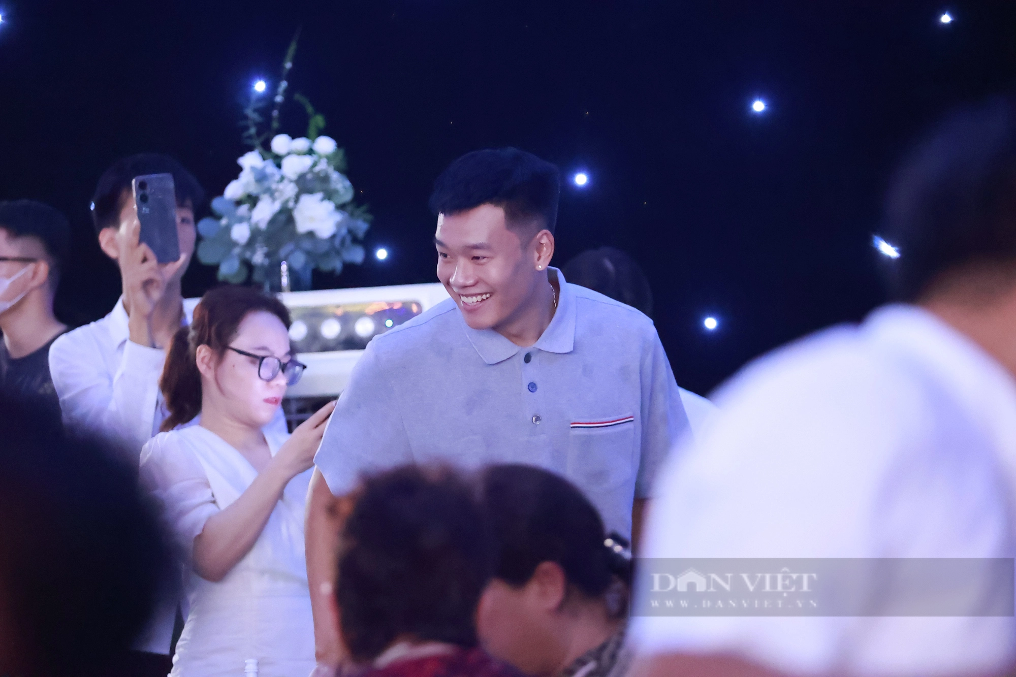 Quang Hải xuất hiện cùng bạn gái Chu Thanh Huyền trong đám cưới Đoàn Văn Hậu - Ảnh 8.