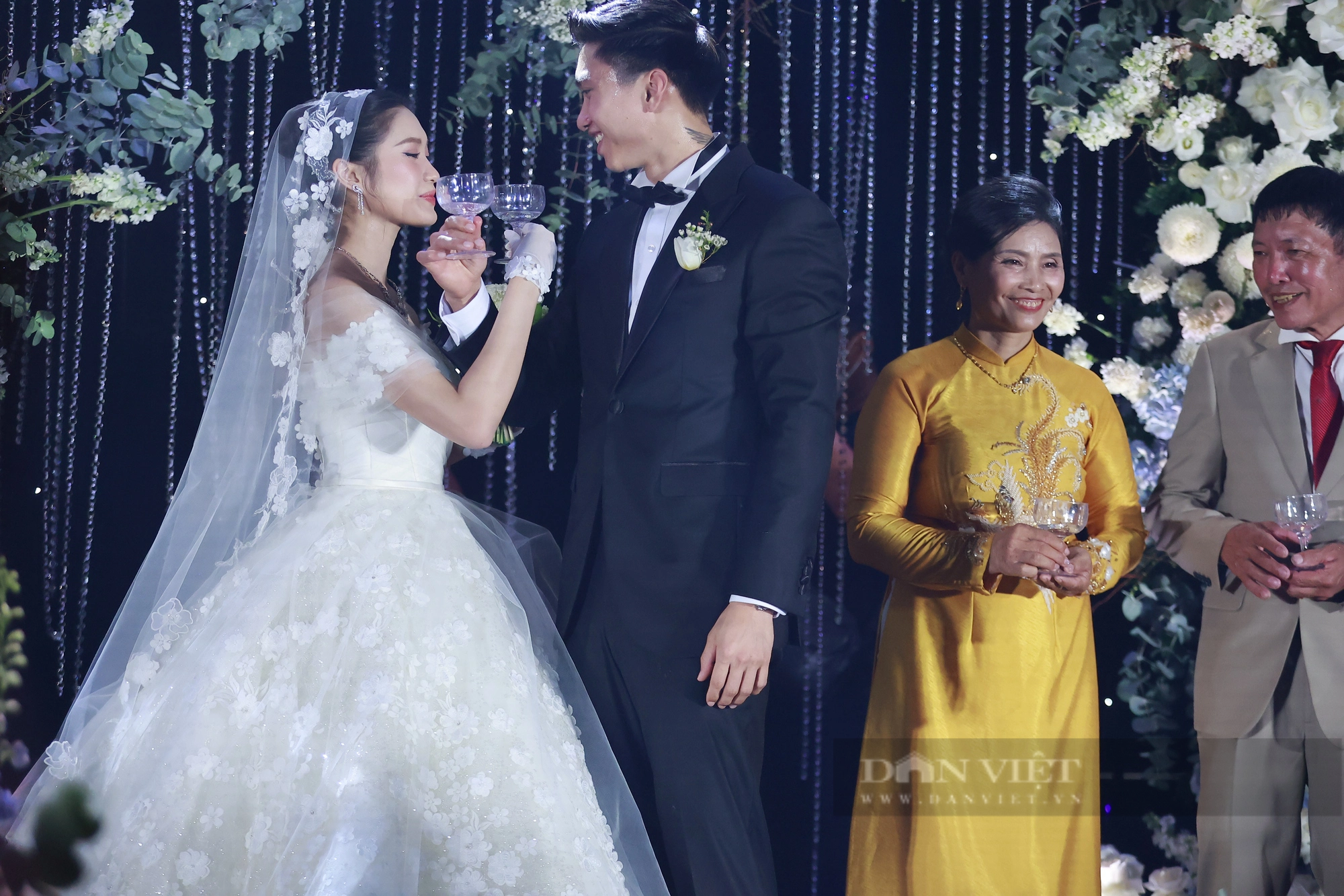 Quang Hải xuất hiện cùng bạn gái Chu Thanh Huyền trong đám cưới Đoàn Văn Hậu - Ảnh 9.