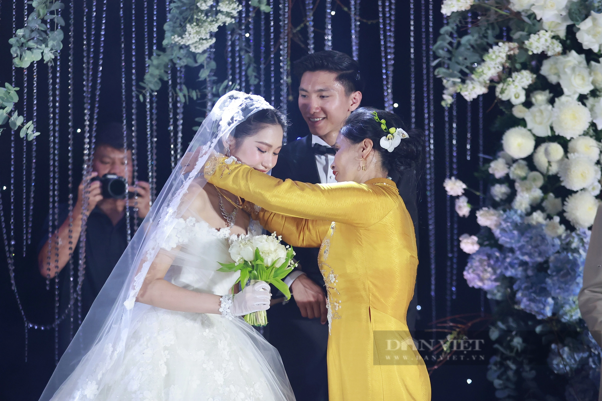 Đám cưới Đoàn văn Hậu gặp sự cố, Hoà Minzy làm điều dễ thương - Ảnh 2.