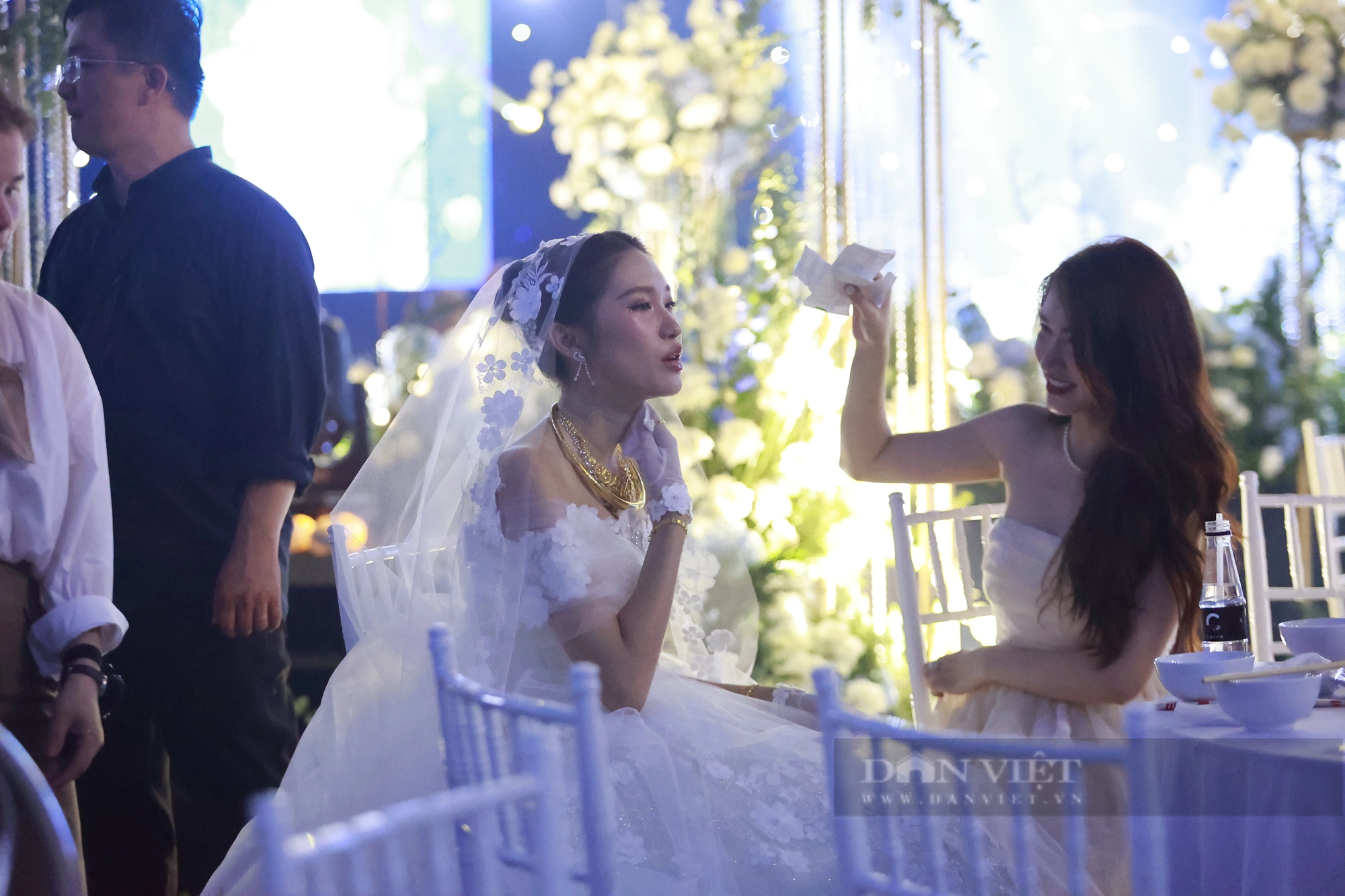 Đám cưới Đoàn văn Hậu gặp sự cố, Hoà Minzy làm điều dễ thương - Ảnh 6.