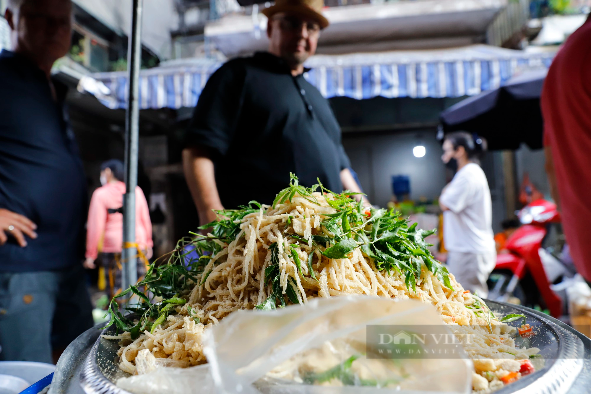 Khách Tây nườm nượp tham quan khu chợ quê dân dã duy nhất còn sót lại tại phố cổ Hà Nội - Ảnh 7.