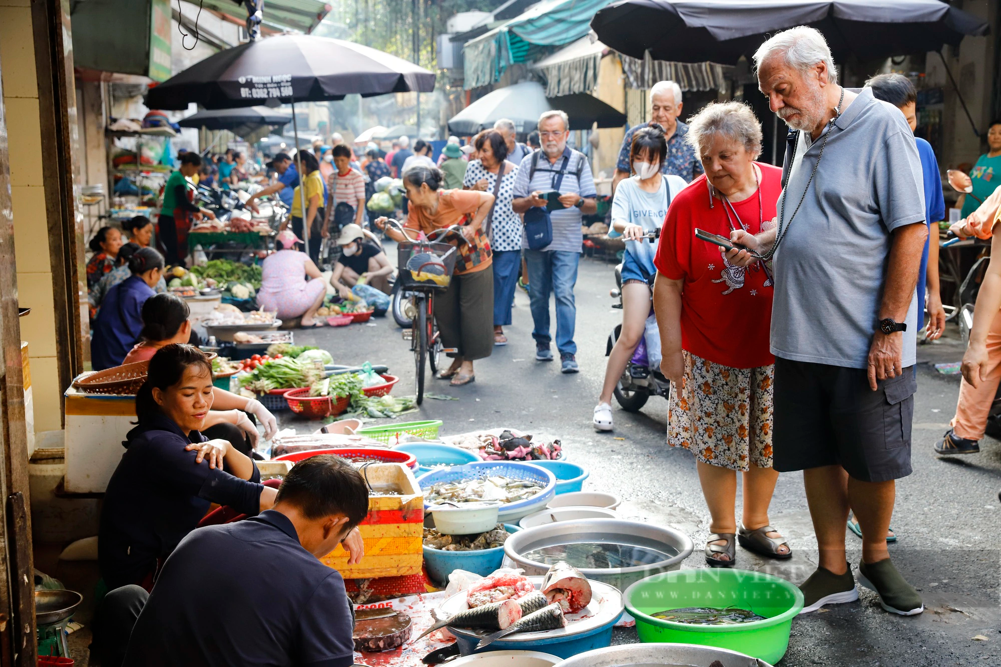 Khách Tây nườm nượp tham quan khu chợ quê dân dã duy nhất còn sót lại tại phố cổ Hà Nội - Ảnh 8.