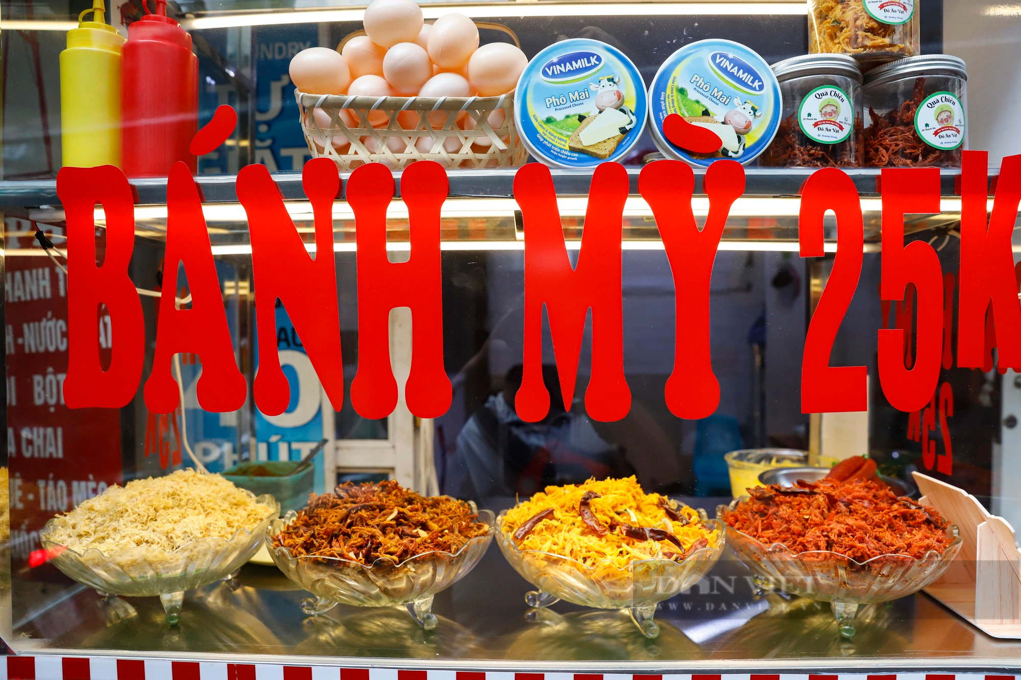 Khách Tây nườm nượp tham quan khu chợ quê dân dã duy nhất còn sót lại tại phố cổ Hà Nội - Ảnh 9.