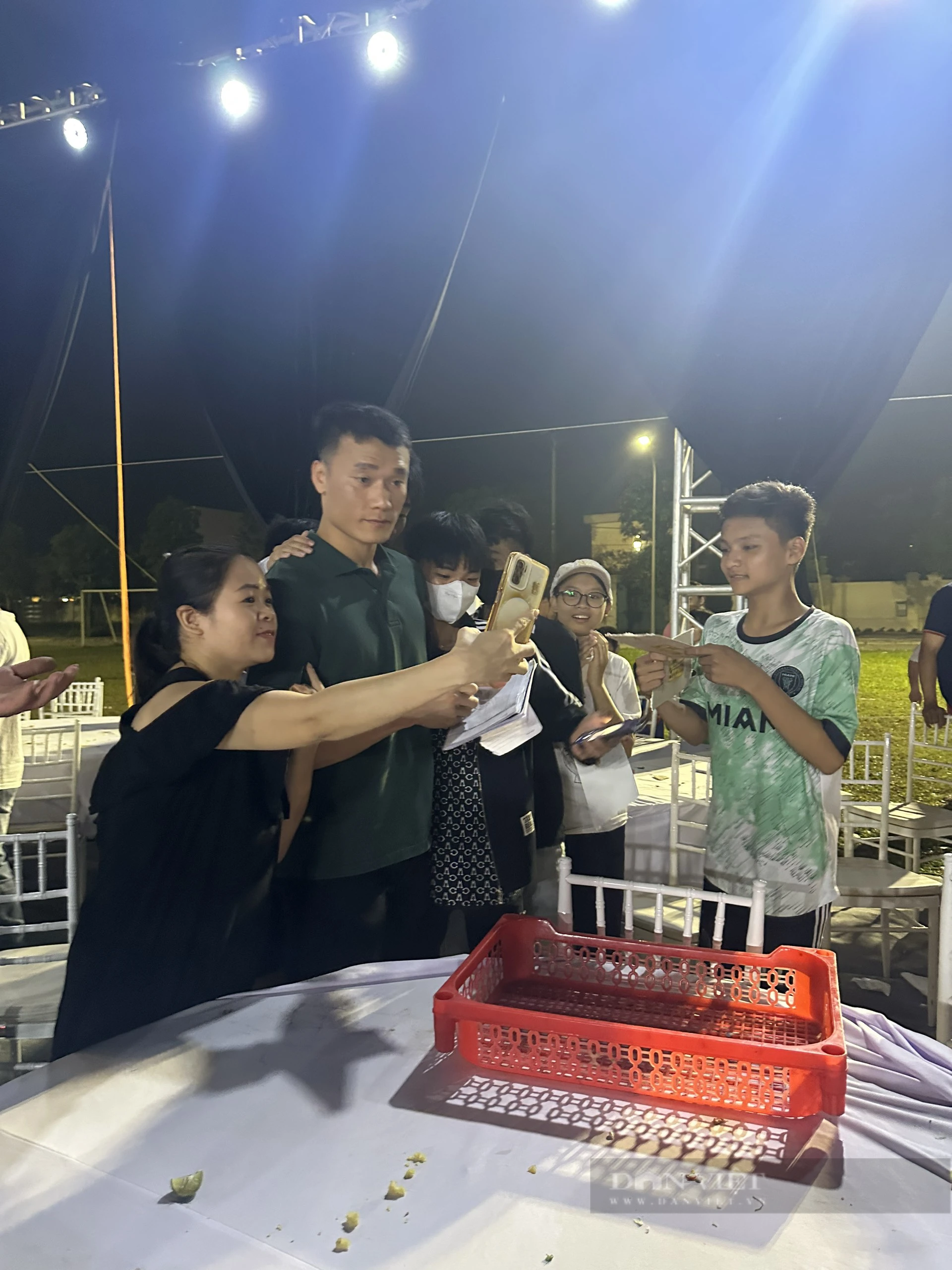 Quang Hải, Hồ Tấn Tài quẩy cực sung trong đám cưới Văn Hậu - Ảnh 2.