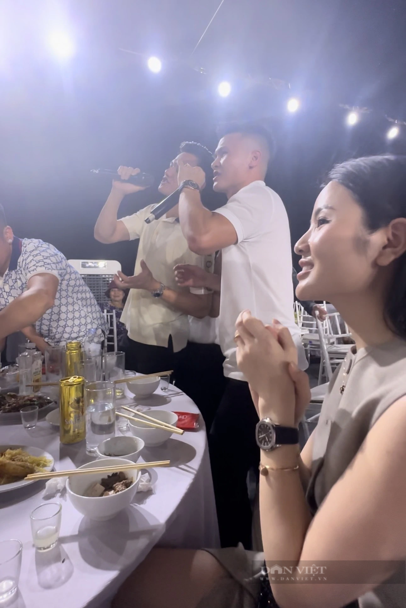 Quang Hải, Hồ Tấn Tài quẩy cực sung trong đám cưới Văn Hậu - Ảnh 4.