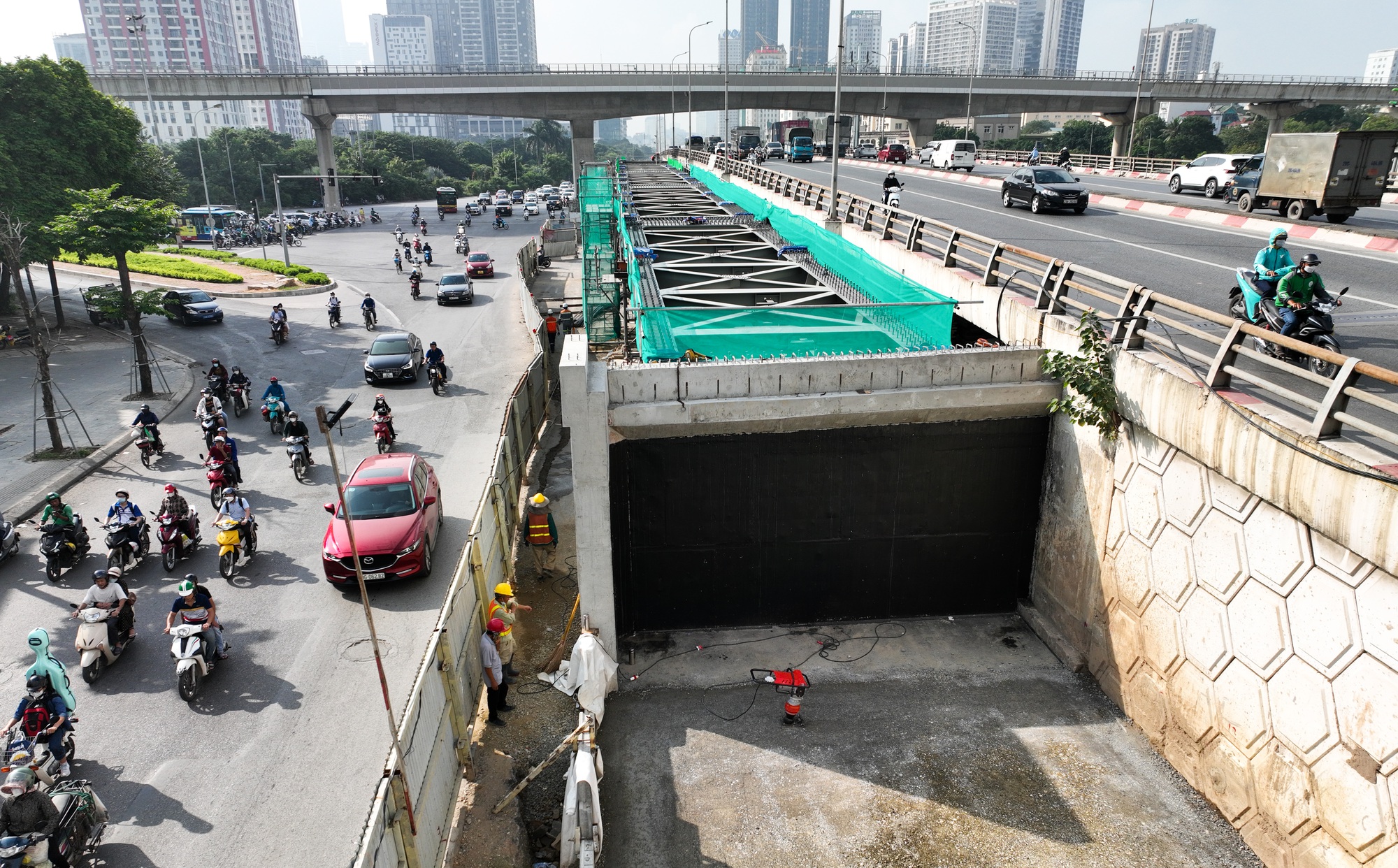 Hình hài cầu vượt thép gần 350 tỷ đồng ở Hà Nội sau 9 tháng thi công - Ảnh 3.