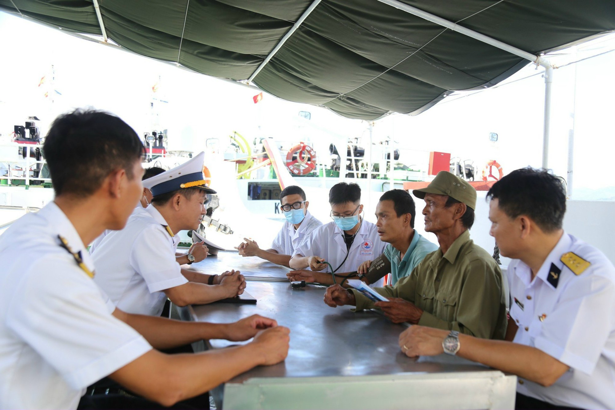 Bàn giao ngư dân Bình Định bị bệnh trên biển về cho gia đình  - Ảnh 2.