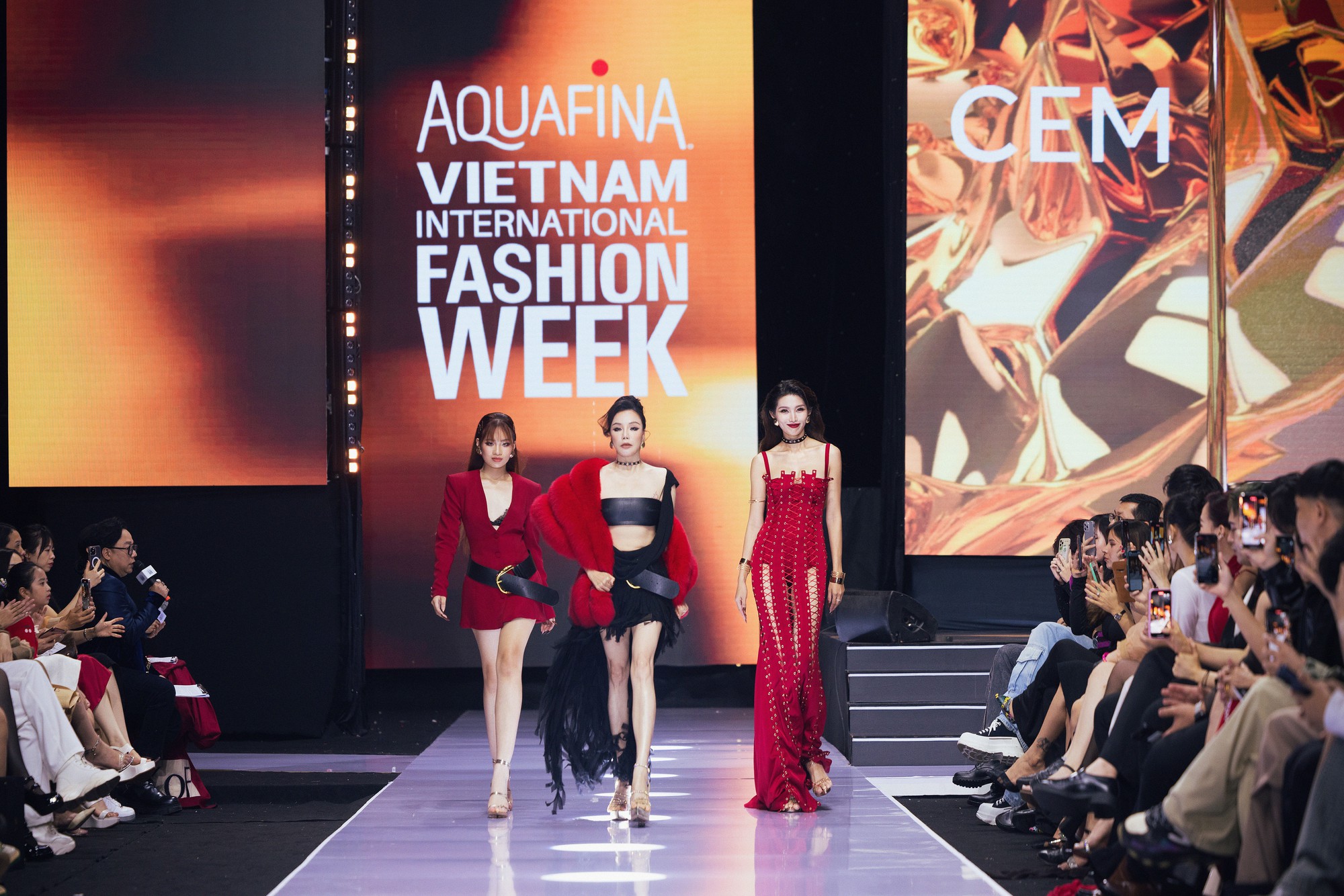 Sau thời gian &quot;ở ẩn&quot;, Hồ Quỳnh Hương mặc quyến rũ khó nhận ra khi trình diễn thời trang - Ảnh 3.