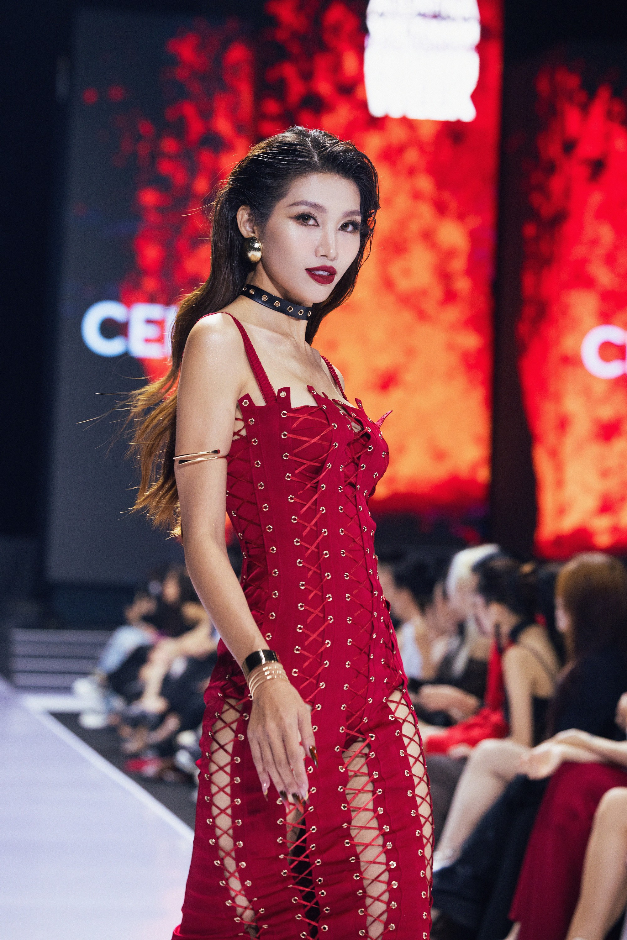 Sau thời gian &quot;ở ẩn&quot;, Hồ Quỳnh Hương mặc quyến rũ khó nhận ra khi trình diễn thời trang - Ảnh 4.