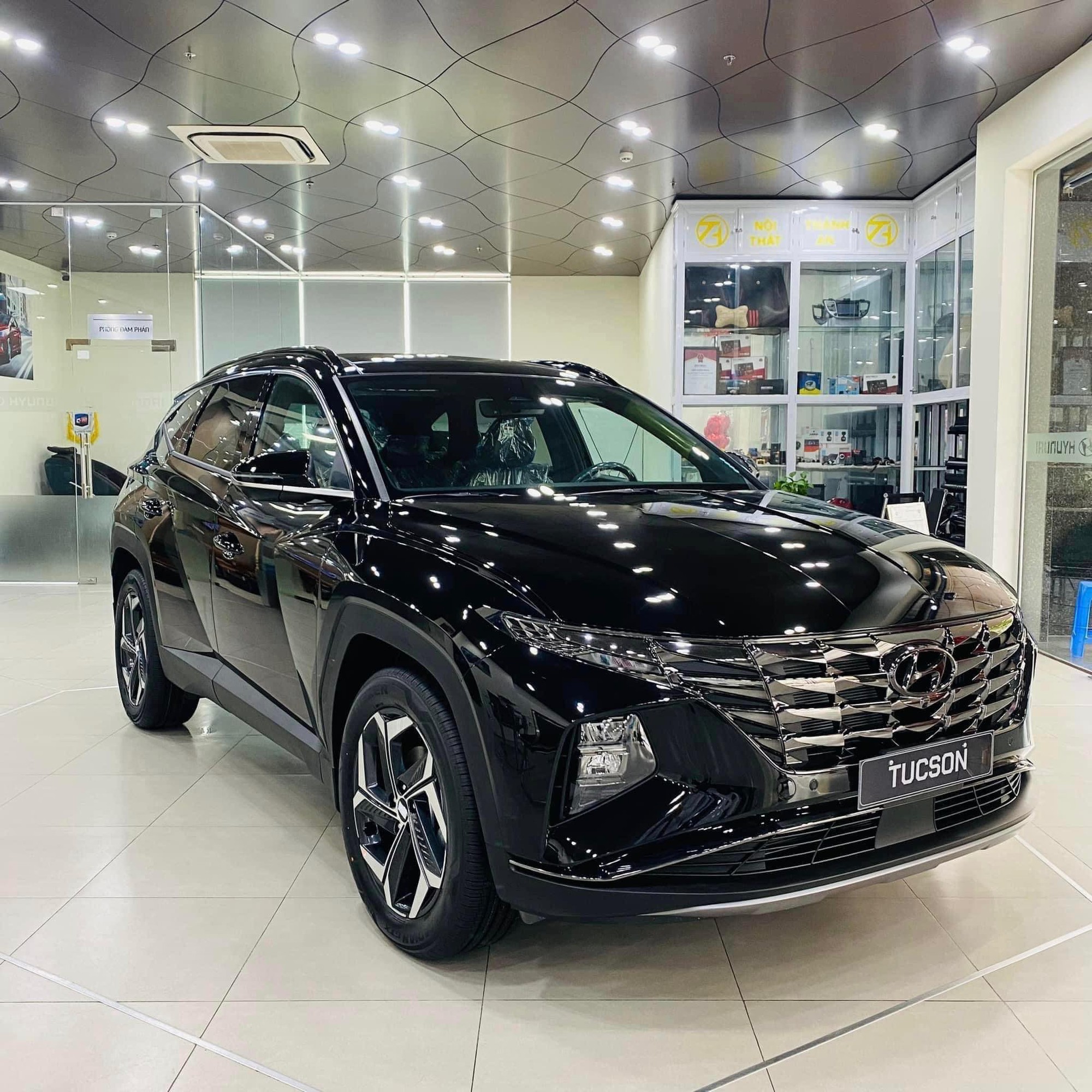 Giá xe Hyundai Tucson tháng 11/2023: Giảm "sốc" để đua doanh số cuối năm với CX-5, CR-V - Ảnh 1. Giá xe Hyundai Tucson tháng 11/2023: Giảm "sốc" để đua doanh số cuối năm với CX-5, CR-V - Ảnh 1.