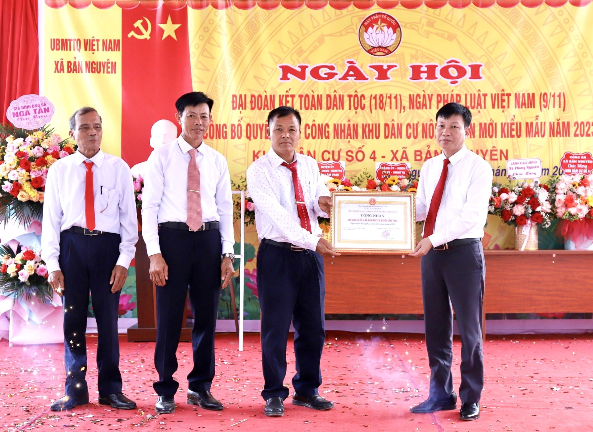 Bừng sáng khu dân cư nông thôn mới kiểu mẫu trên quê hương Đất Tổ - Ảnh 1.
