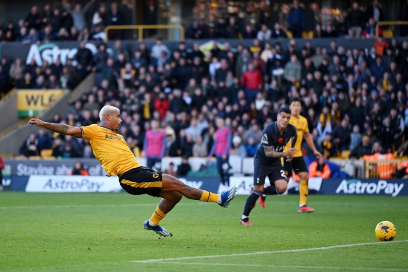 Thủng lưới 2 bàn trong 7 phút bù giờ, Tottenham thua ngược Wolves - Ảnh 2.