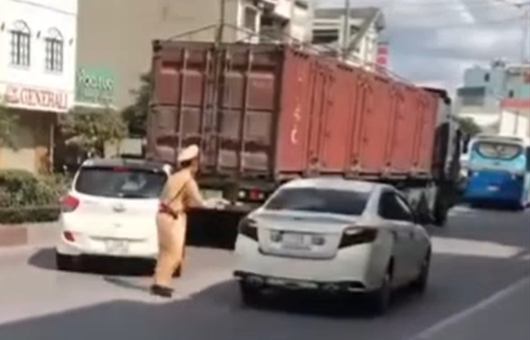 Quảng Ninh: Tài xế lùi xe tốc độ cao bỏ chạy như trong phim khi gặp &quot;chốt&quot; đo nồng độ cồn - Ảnh 2.