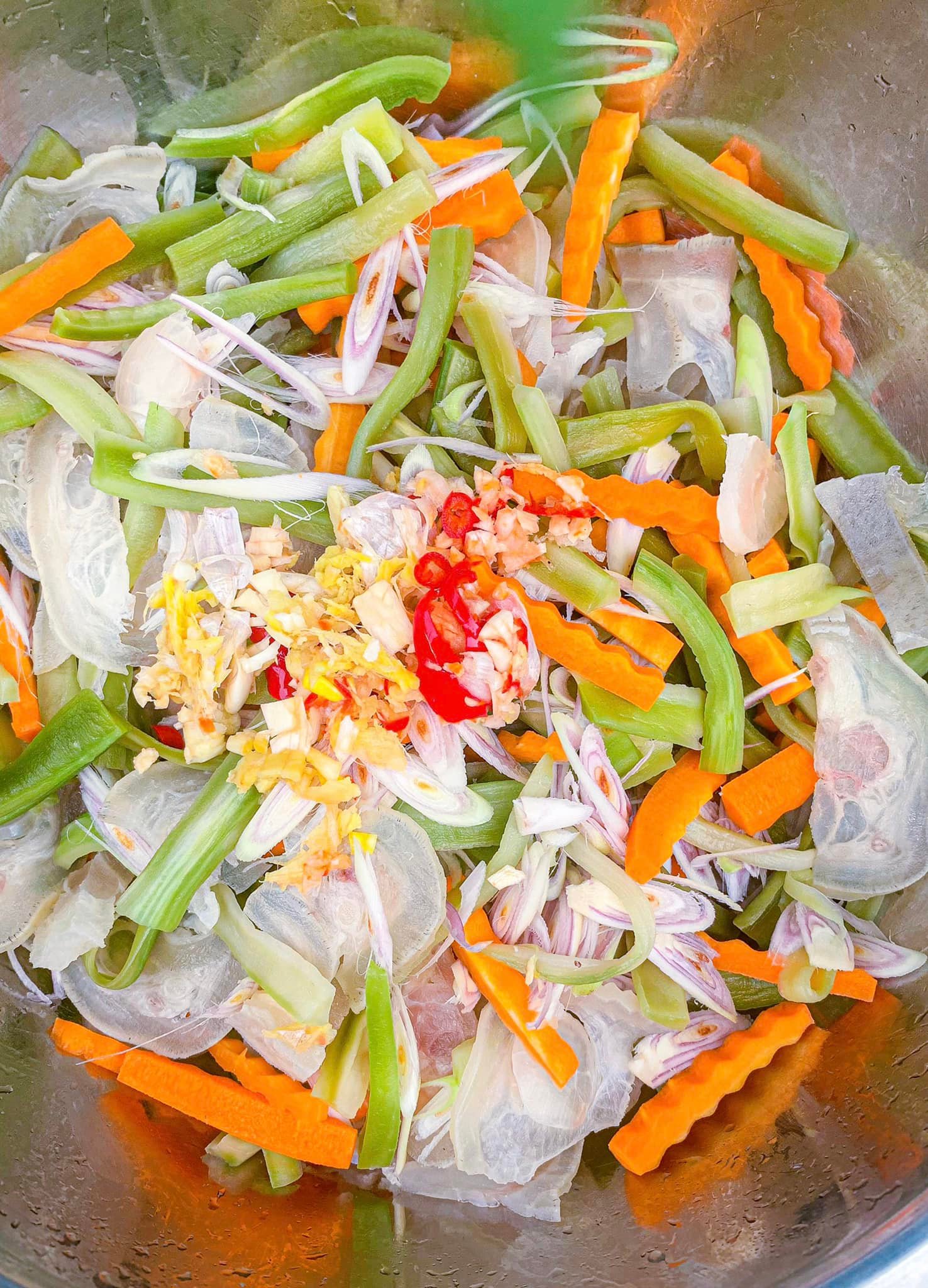 Bộ phận này của con bò được &quot;dân nhậu&quot; cực kì thích, đem ngâm với rau tiến vua thành món ăn tuyệt hảo - Ảnh 6.