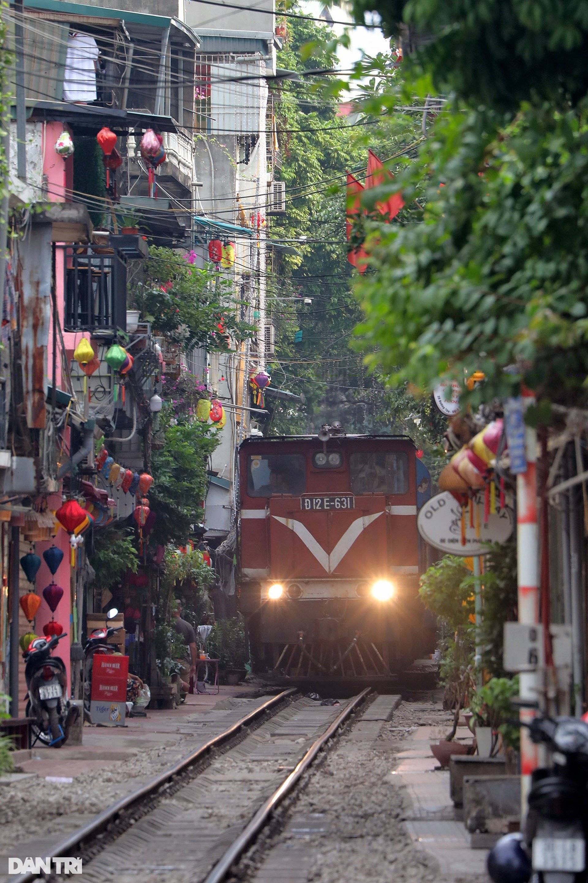 Những chuyến tàu hỏa chạy xuyên tâm Hà Nội - Ảnh 15.