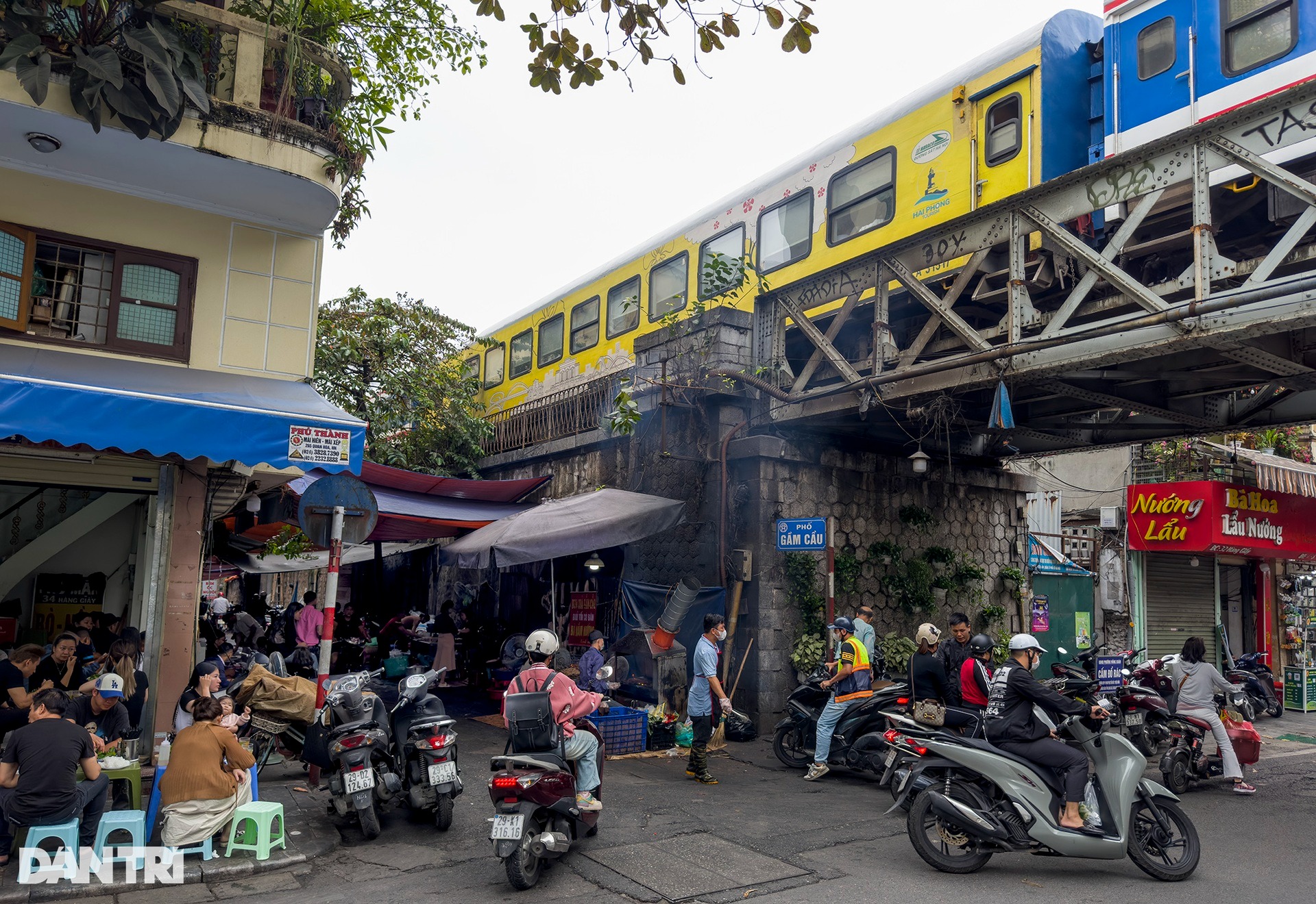 Những chuyến tàu hỏa chạy xuyên tâm Hà Nội - Ảnh 2.