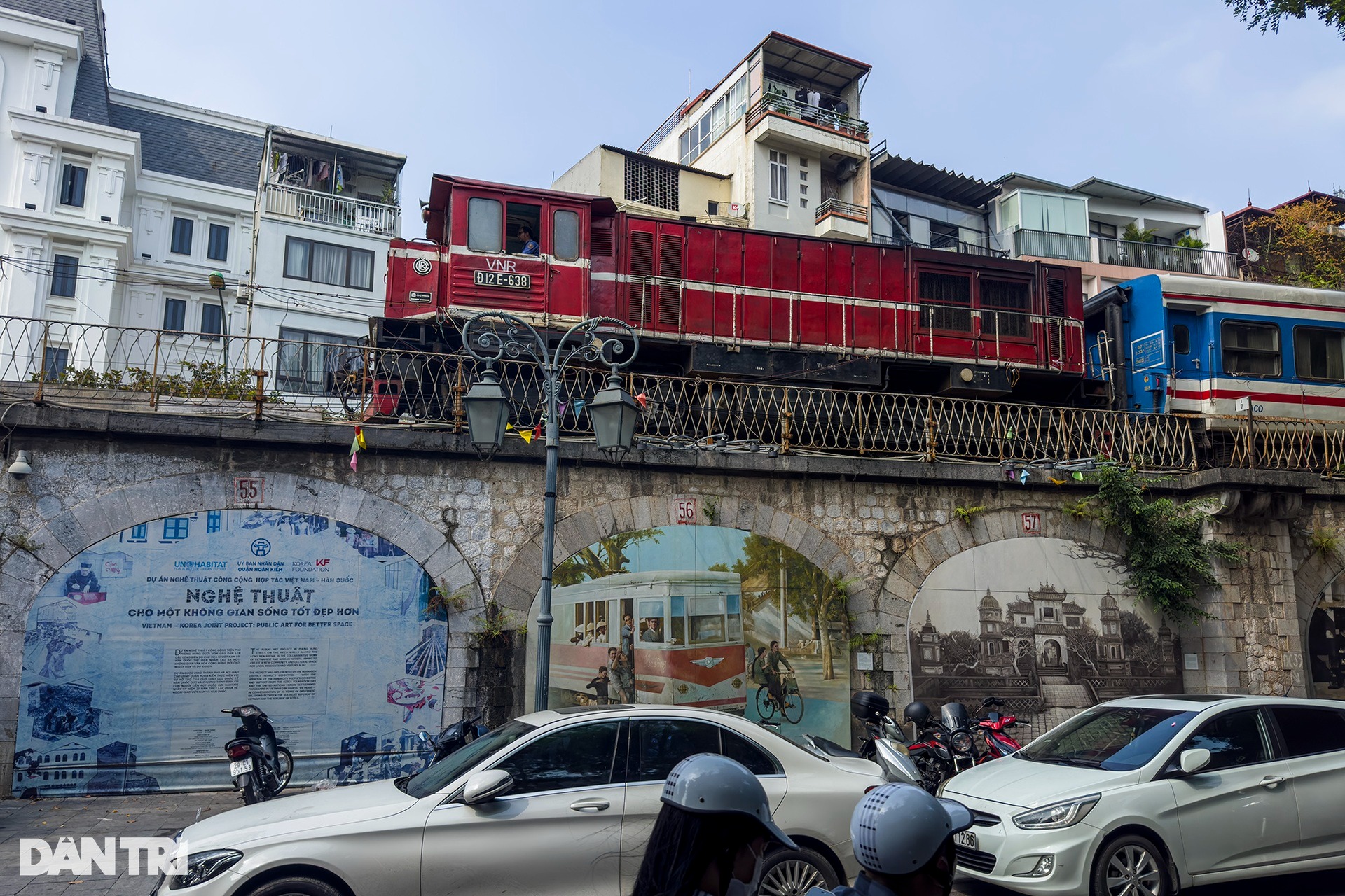 Những chuyến tàu hỏa chạy xuyên tâm Hà Nội - Ảnh 7.