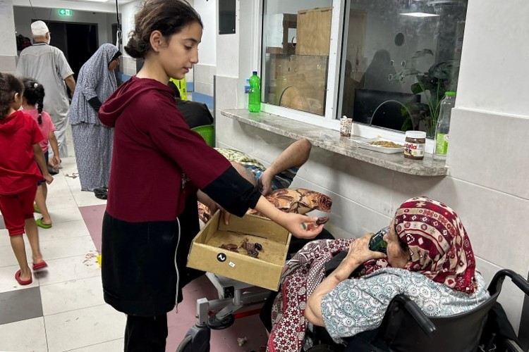 Hình ảnh hàng chục bệnh viện ở Dải Gaza bên bờ vực sụp đổ - Ảnh 7.