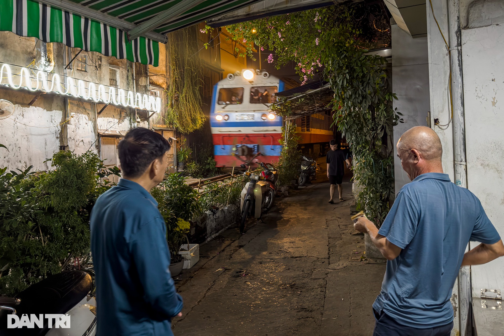 Những chuyến tàu hỏa chạy xuyên tâm Hà Nội - Ảnh 8.
