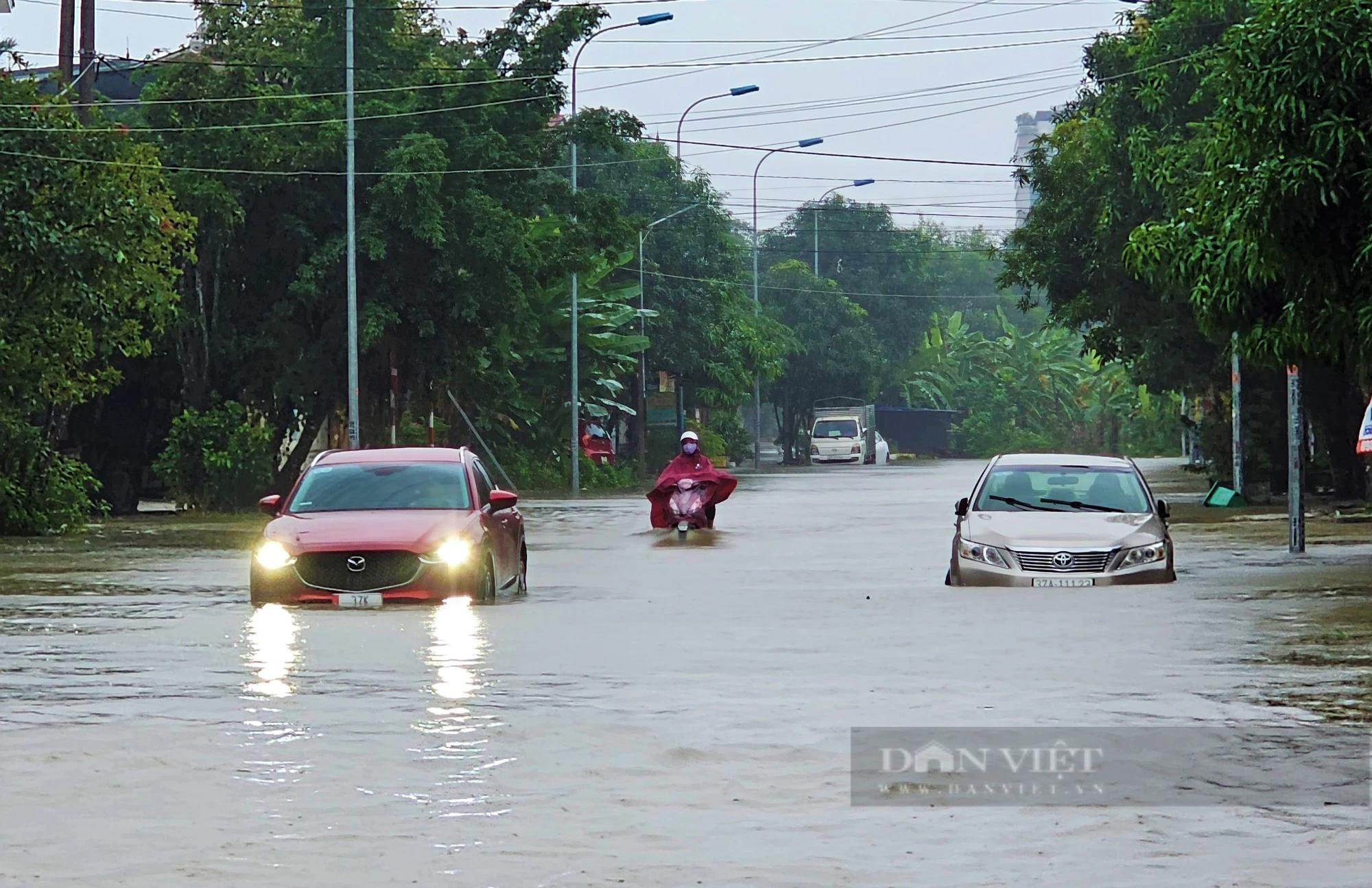 Mưa xối xả nhiều tuyến đường ở thành phố Vinh ngập nặng, ô tô, xe máy &quot;bơi&quot; trong biển nước - Ảnh 2.