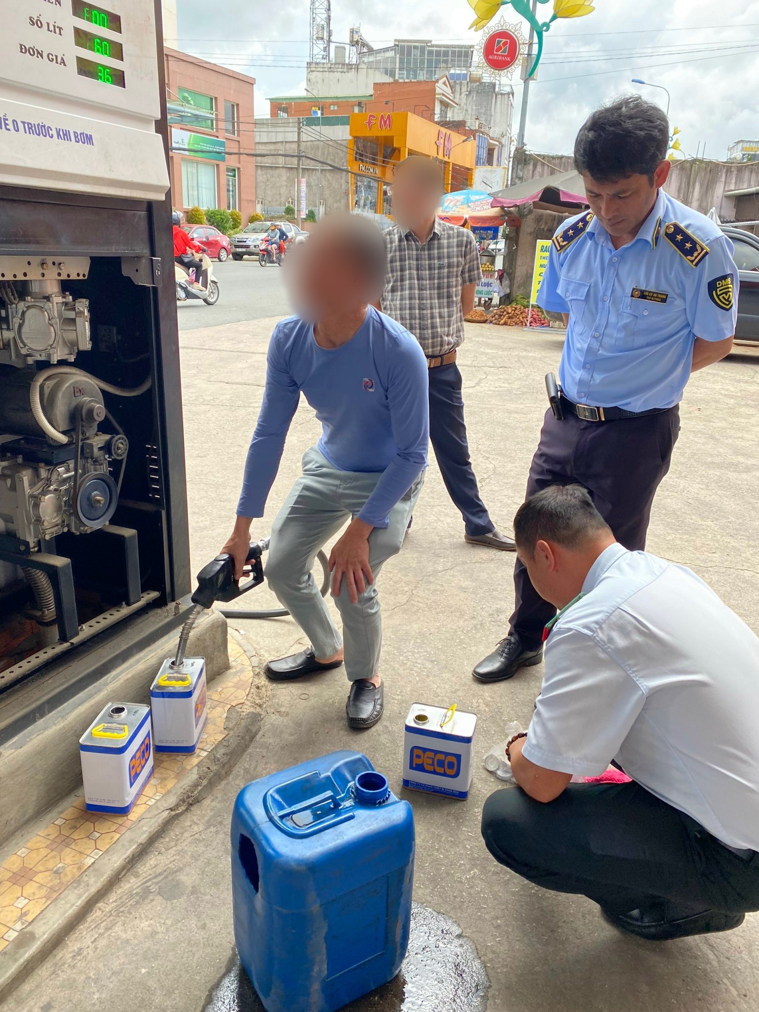 Xử phạt gần 900 triệu đồng doanh nghiệp bán xăng kém chất lượng - Ảnh 2.