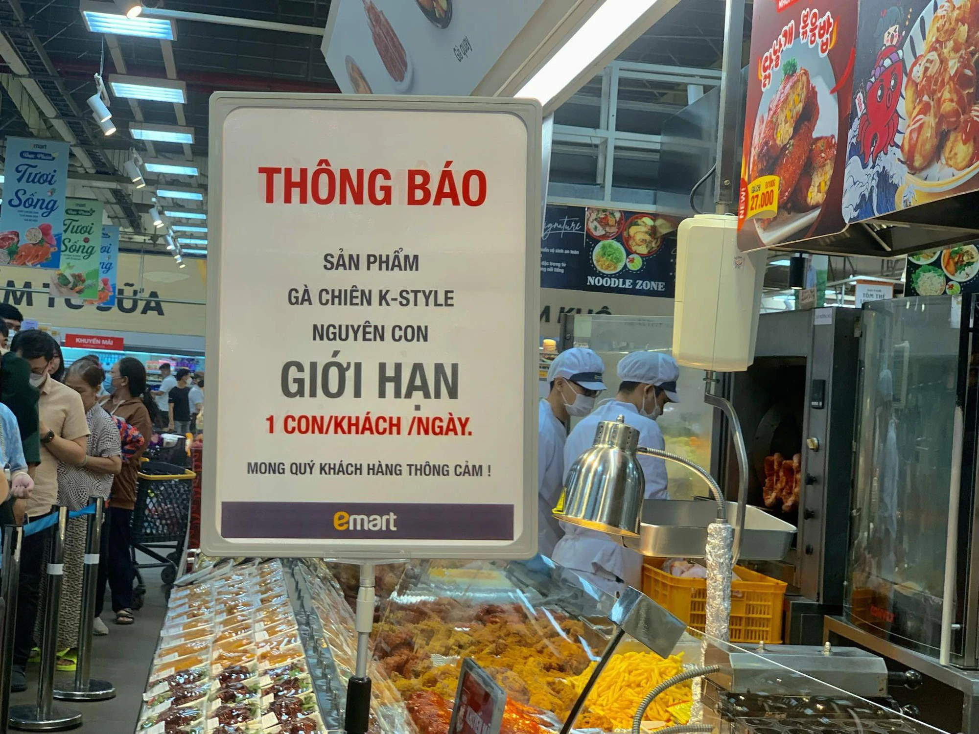Xếp hàng chờ mua gà rán nguyên con 99.000 đồng - Ảnh 3.