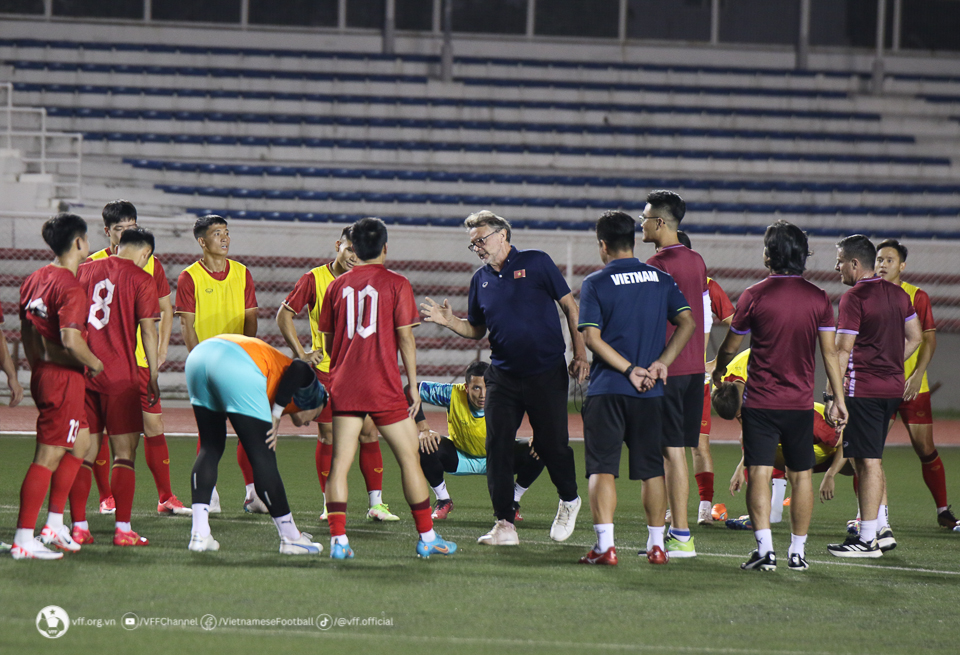 &quot;Sao&quot; thế giới than trời về sân cỏ nhân tạo, vì sao Philippines vẫn chọn Rizal Memorial đấu ĐT Việt Nam? - Ảnh 2.