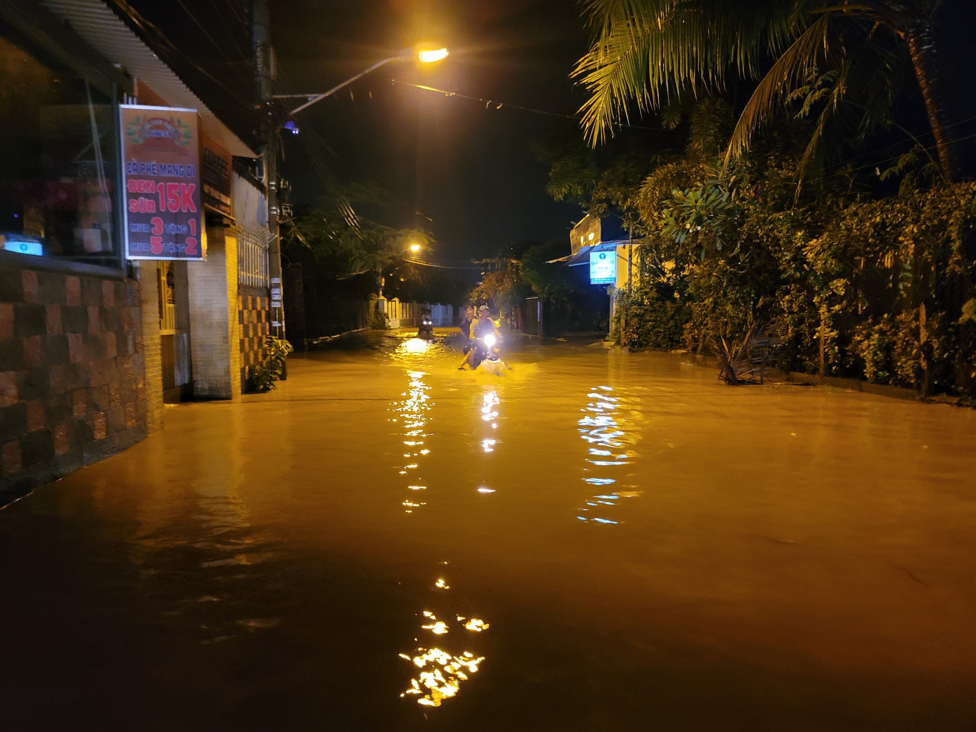 Mưa lớn, lũ về trong đêm khuya người dân Nha Trang hối hả tháo chạy - Ảnh 3.
