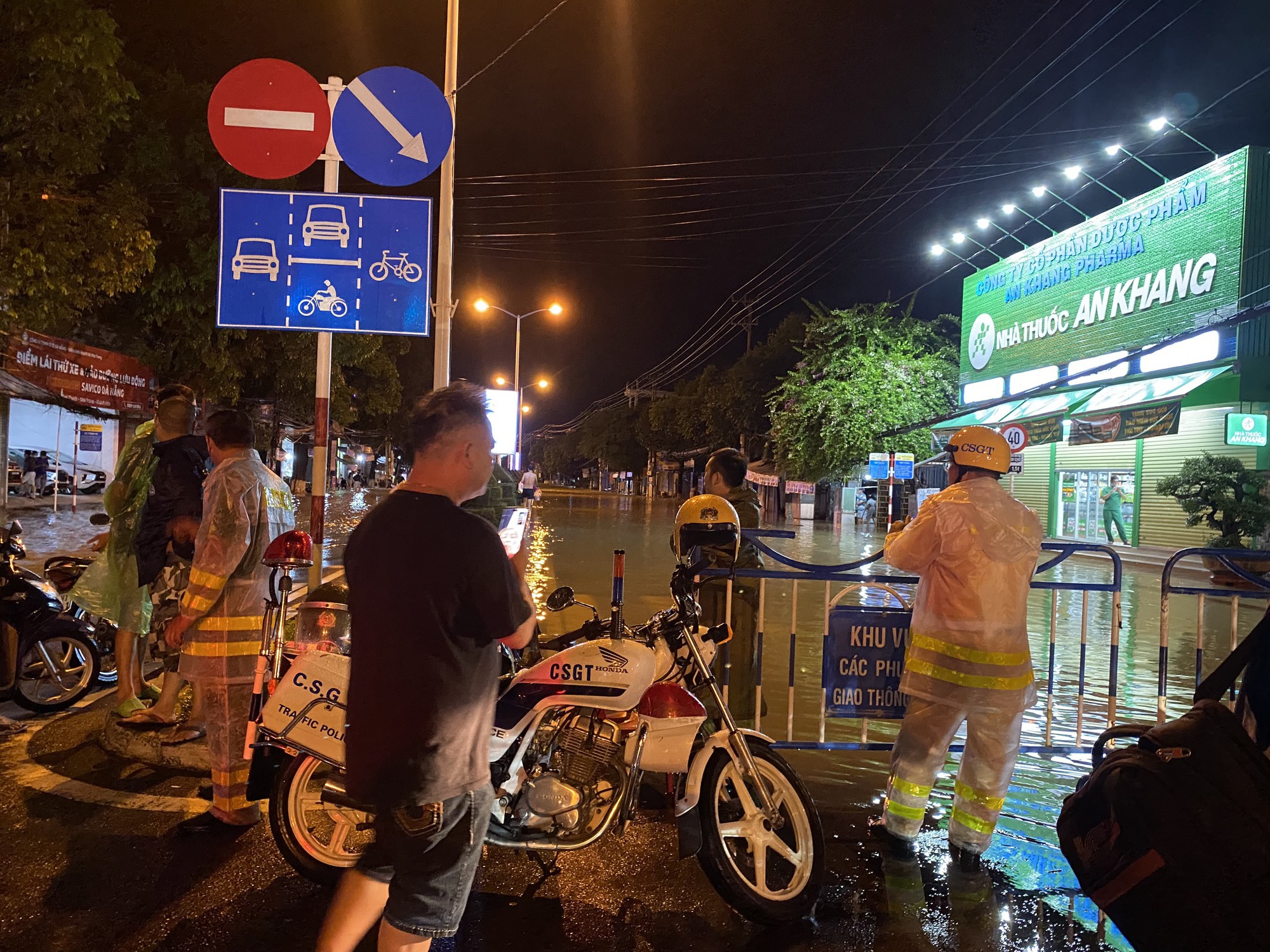 Mưa lớn, lũ về trong đêm khuya người dân Nha Trang hối hả tháo chạy - Ảnh 2.