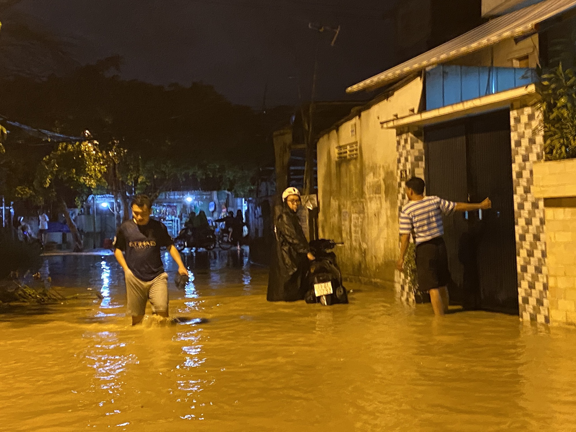 Mưa lớn, lũ về trong đêm khuya người dân Nha Trang hối hả tháo chạy - Ảnh 1.