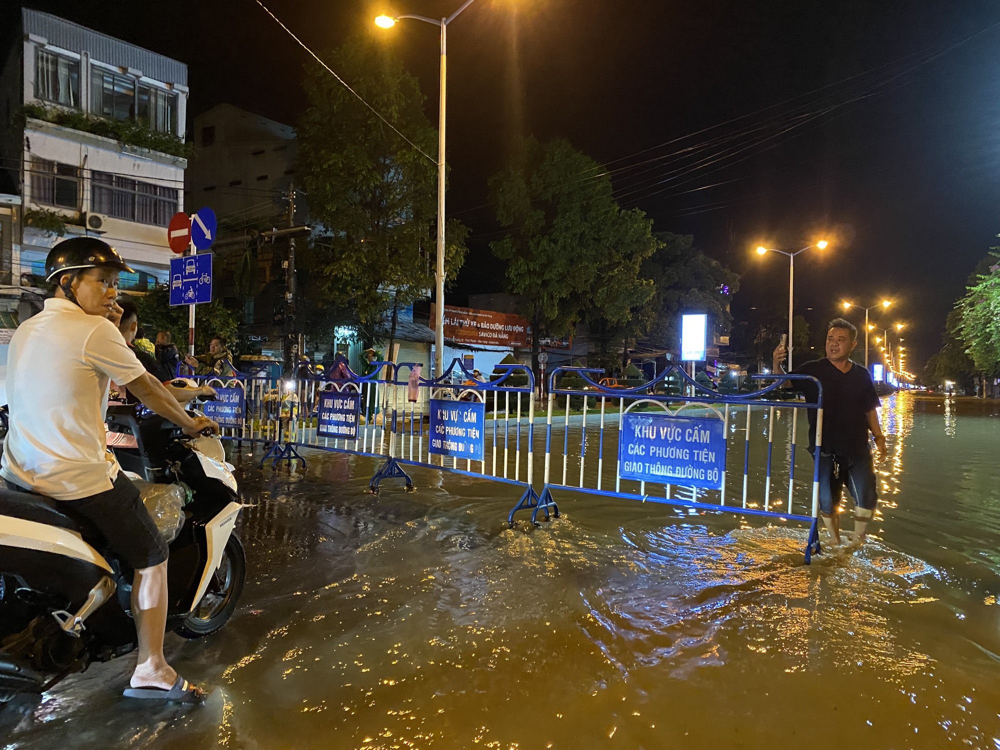 Mưa lớn, lũ về trong đêm khuya người dân Nha Trang hối hả tháo chạy - Ảnh 4.