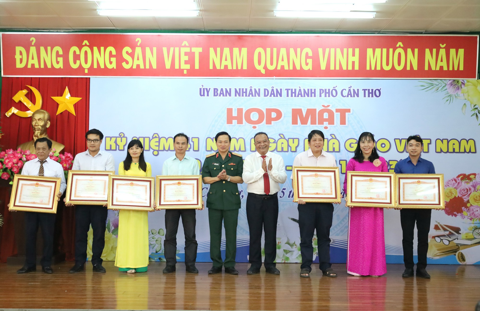 Cần Thơ: Trường THPT chuyên Lý Tự Trọng nhận Cờ thi đua của Thủ tướng Chính phủ  - Ảnh 4.