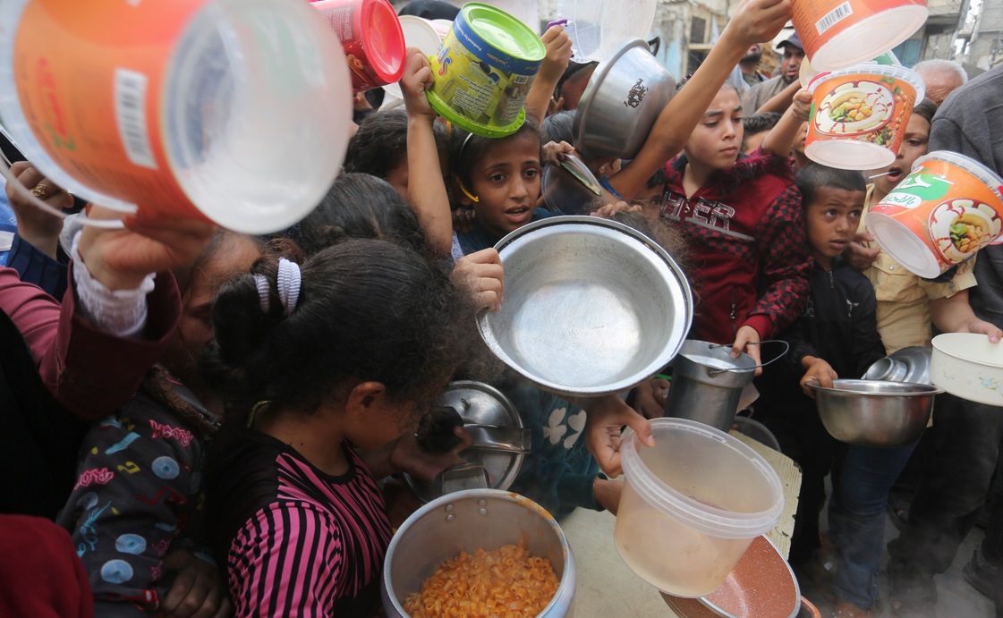 Người dân phía Nam Gaza phải chặt cây lấy gỗ làm nhiên liệu do thiếu thốn đủ bề - Ảnh 3.