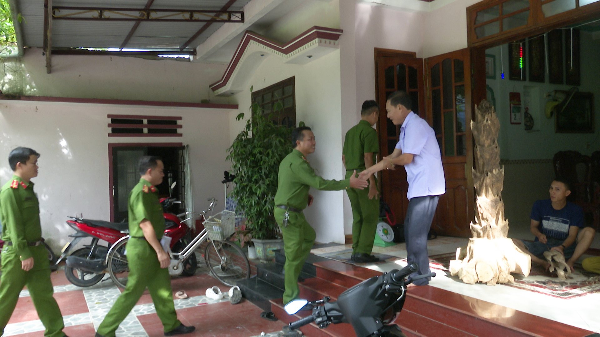 Đứng lên sau &quot;vấp ngã&quot;, lão Hoàng Văn Trưởng tạo nên thương hiệu trầm hương ở Quảng Nam - Ảnh 5.
