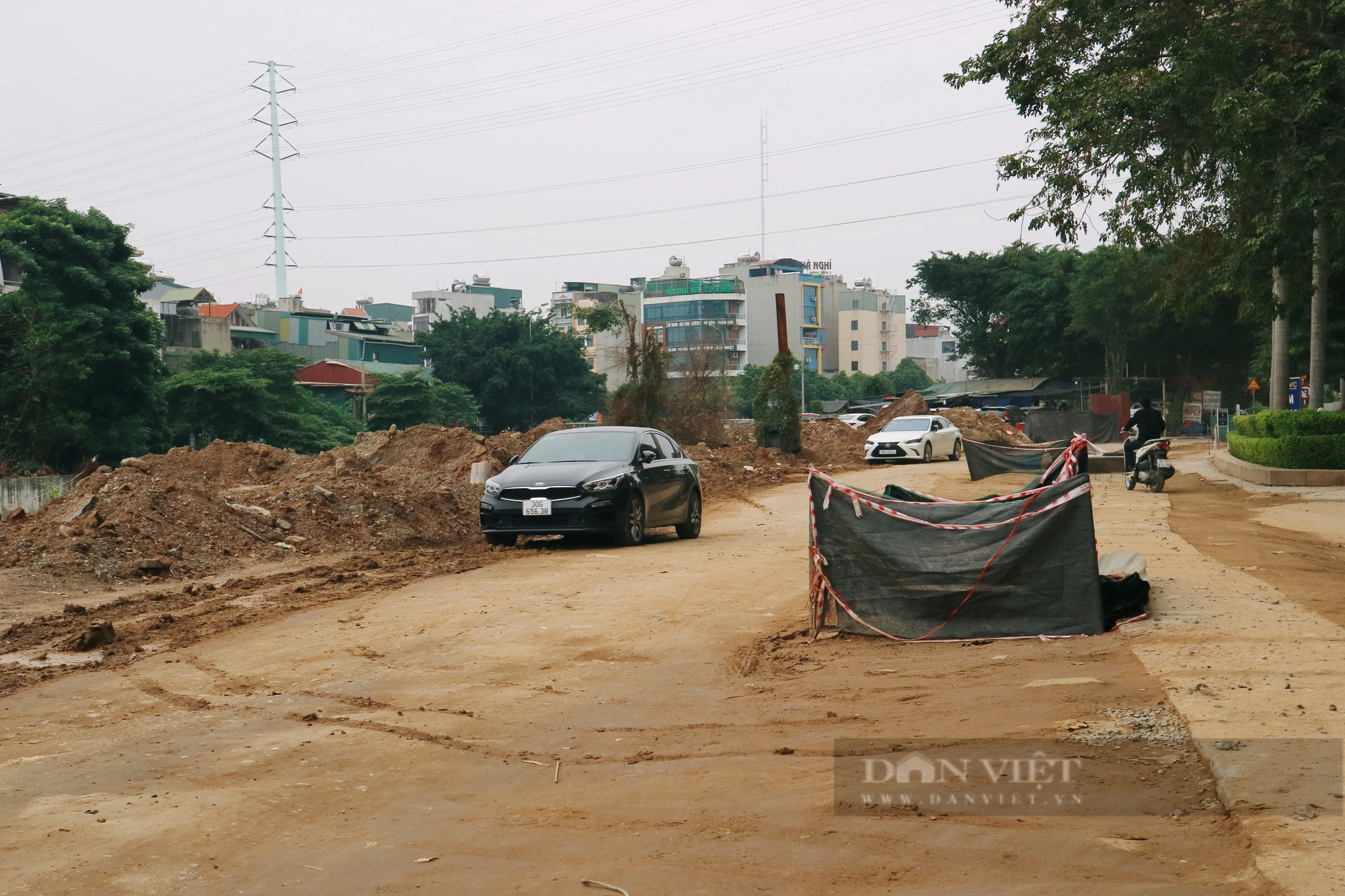 Khổ sở với con đường bùn lầy, thi công mãi không xong ở quận Hà Đông - Ảnh 1.