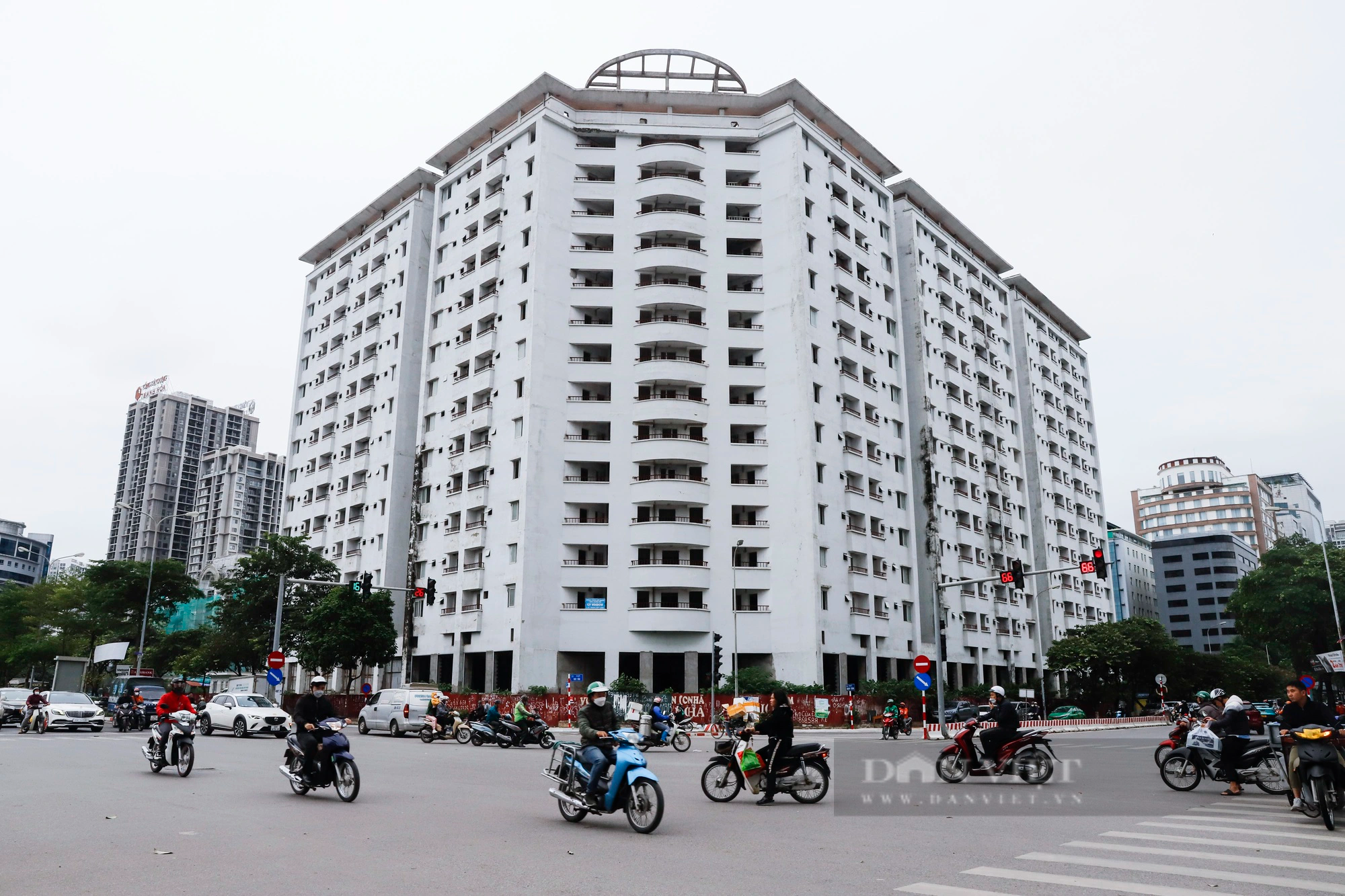 Cỏ cây mọc thành &quot;rừng&quot; tại khu nhà ở tái định cư nằm trên “đất vàng” quận trung tâm Hà Nội - Ảnh 1.