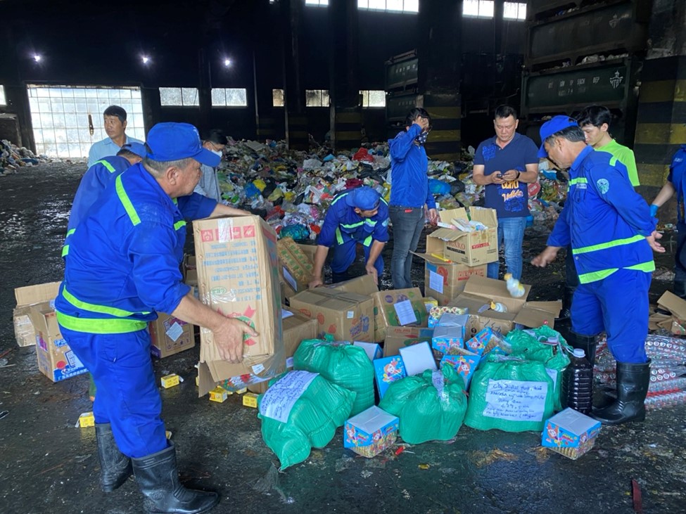 Tăng cường kiểm tra và tiêu hủy hàng nghìn sản phẩm hàng hóa vi phạm dịp cuối năm - Ảnh 4.