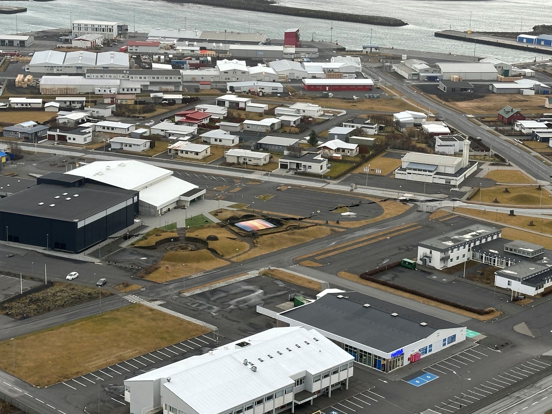 Đường sá nứt đôi, mắc-ma dài 15 km sôi sục trong lòng Iceland &quot;sẵn sàng&quot; phá hủy cả một thị trấn - Ảnh 1.