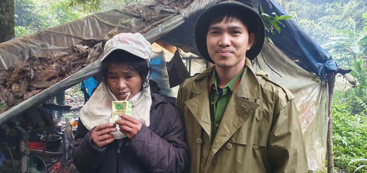 Bị lạc trong rừng 5 ngày khi đi hái lá, người phụ nữ phải ngủ trên cây - Ảnh 3.