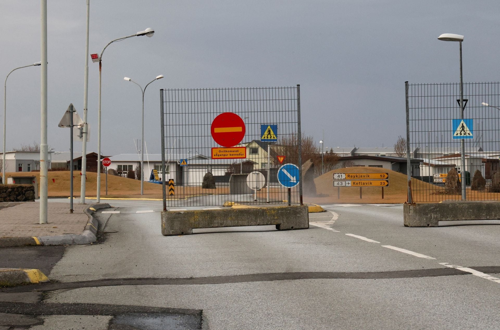 Đường sá nứt đôi, mắc-ma dài 15 km sôi sục trong lòng Iceland &quot;sẵn sàng&quot; phá hủy cả một thị trấn - Ảnh 7.