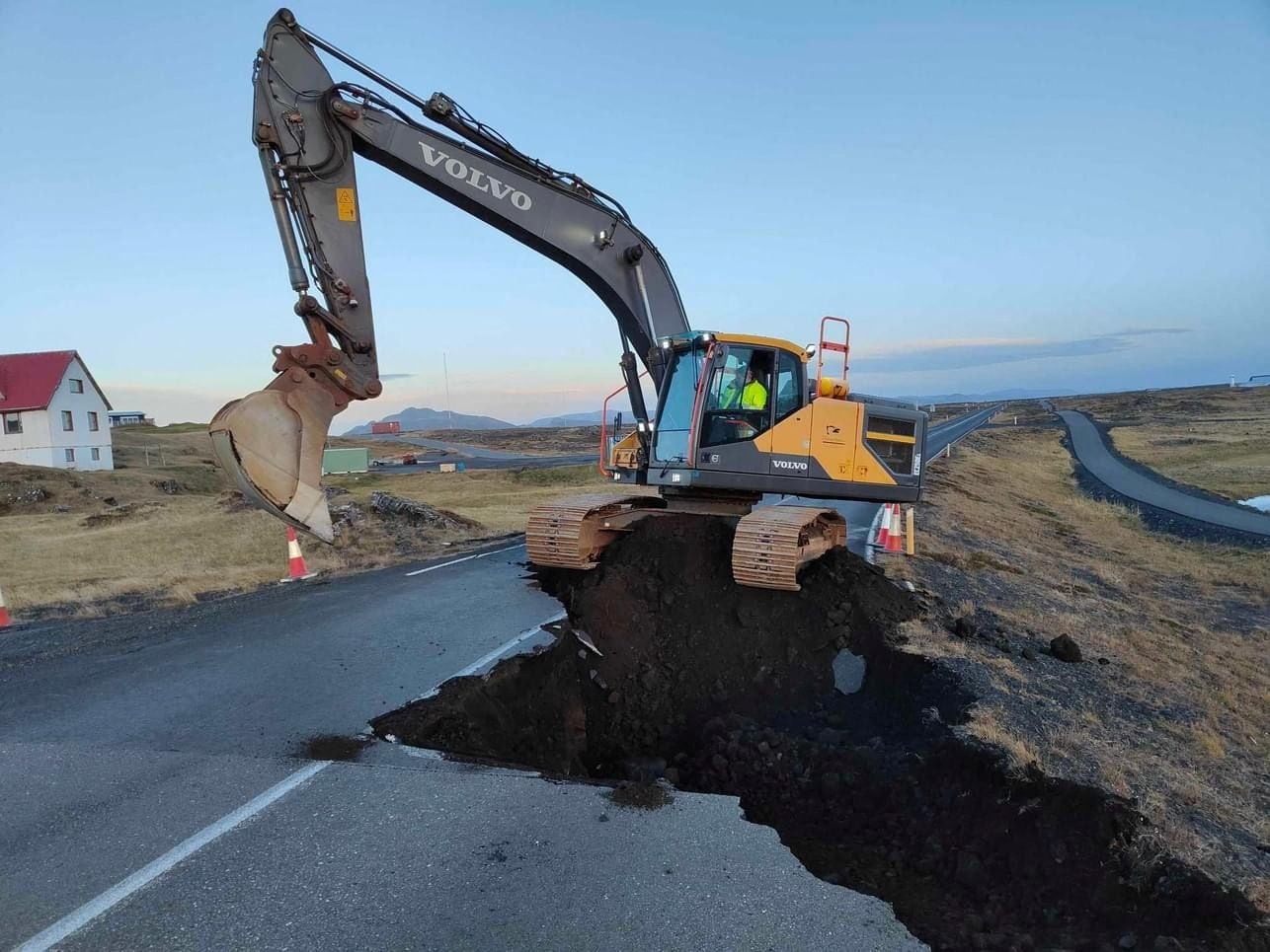 Đường sá nứt đôi, mắc-ma dài 15 km sôi sục trong lòng Iceland &quot;sẵn sàng&quot; phá hủy cả một thị trấn - Ảnh 8.