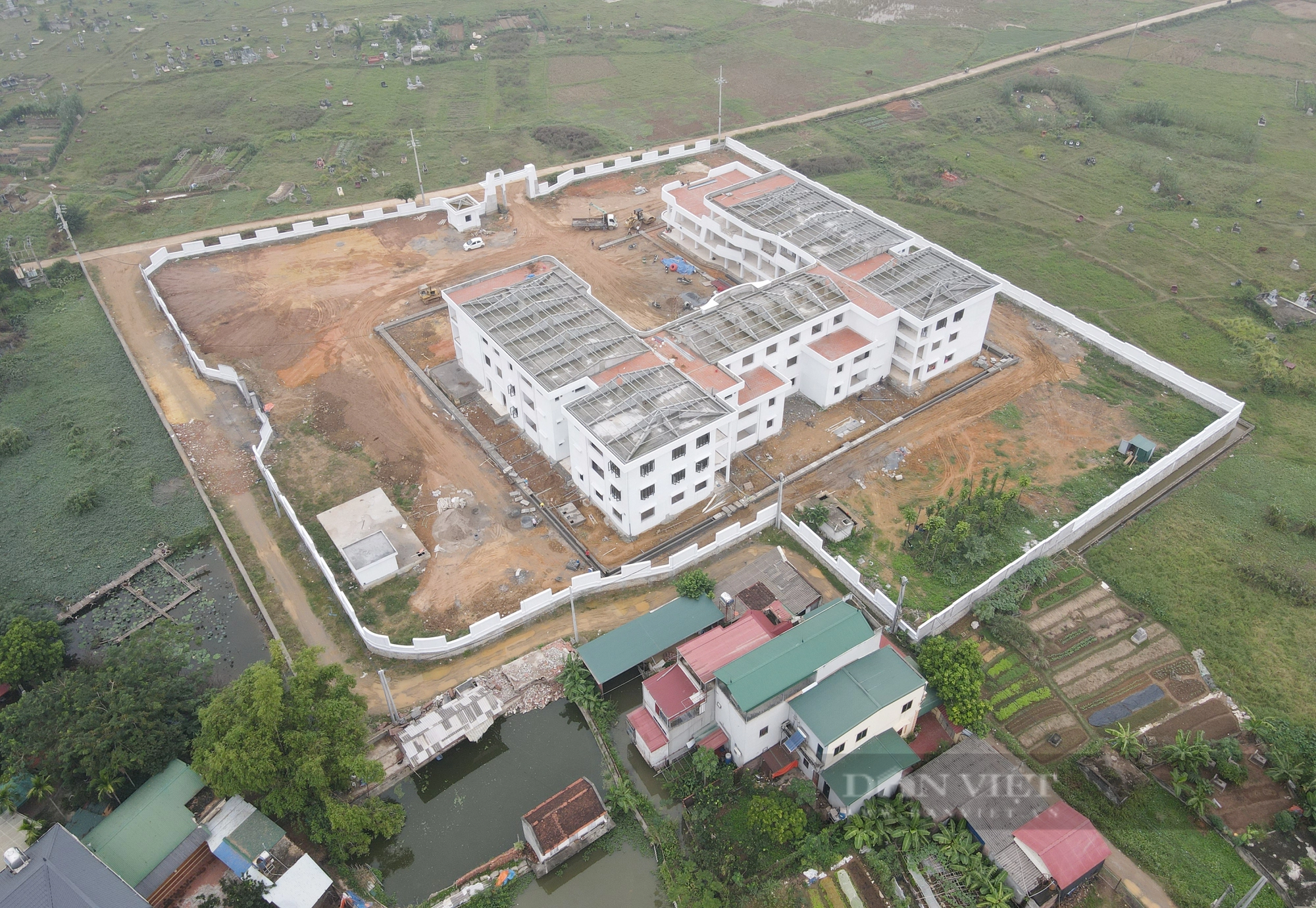 Xây trường mầm non &quot;bẻ cong&quot; đường dân sinh ở xã Phú Kim (huyện Thạch Thất) - Ảnh 2.