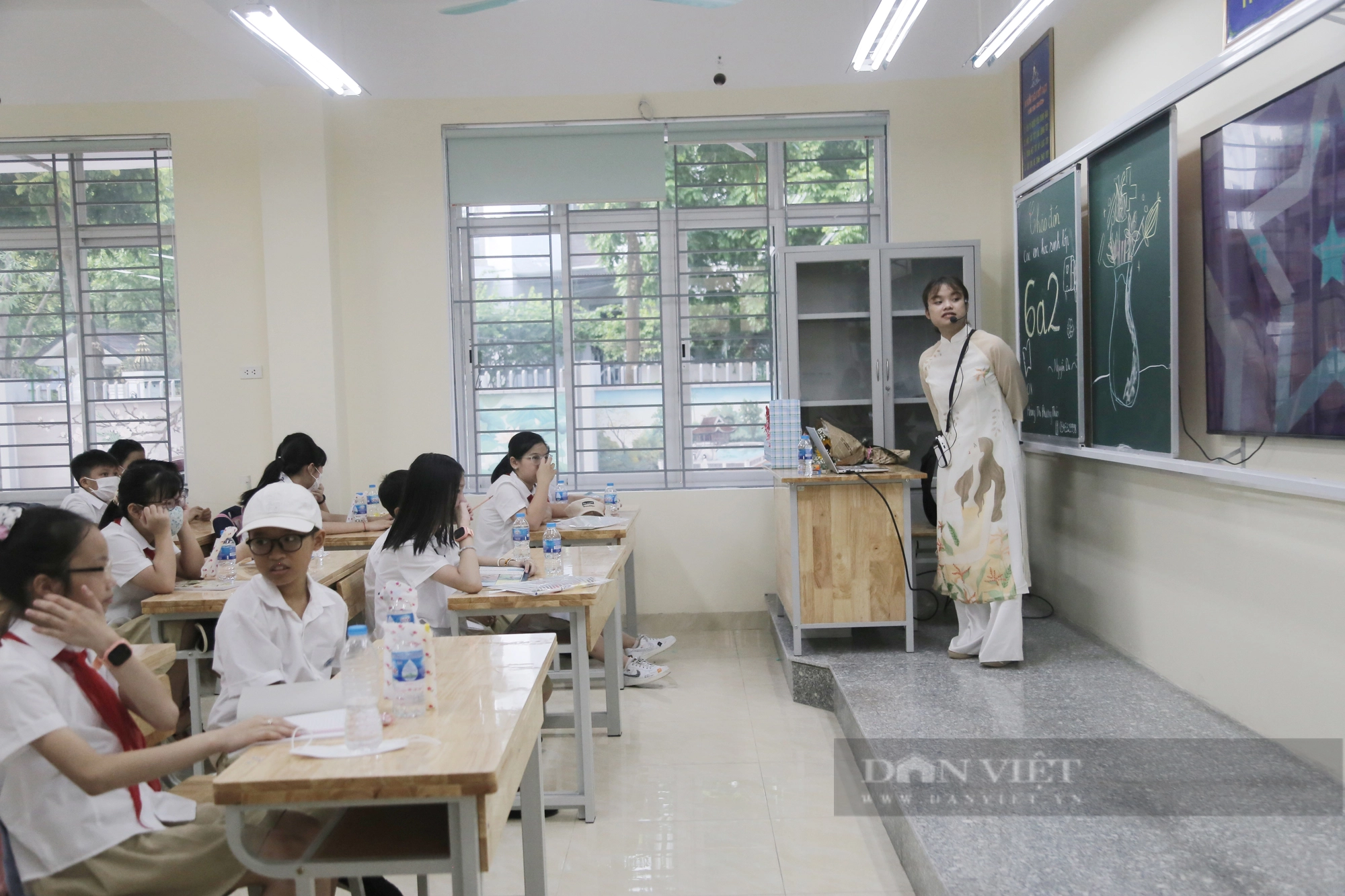 2 trường xin nhận thẻ bảo hiểm y tế thay hoa quà ngày 20/11: Hành động nhân văn nhưng cần khéo léo - Ảnh 2.